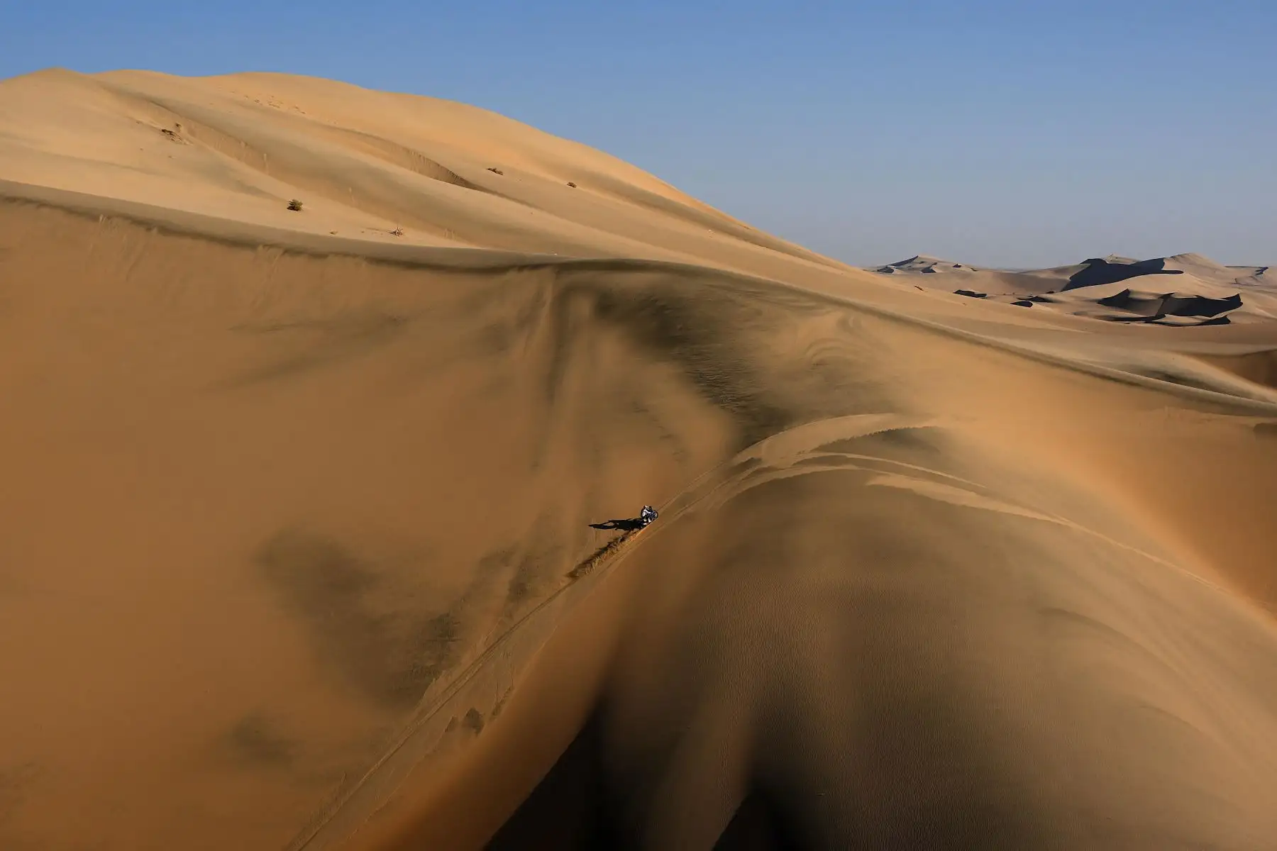 El motociclista francés Adrien Van Beveren conduce su Yamaha durante la Etapa 11 del Dakar 2022 en Bisha, Arabia Saudita. Foto: AFP