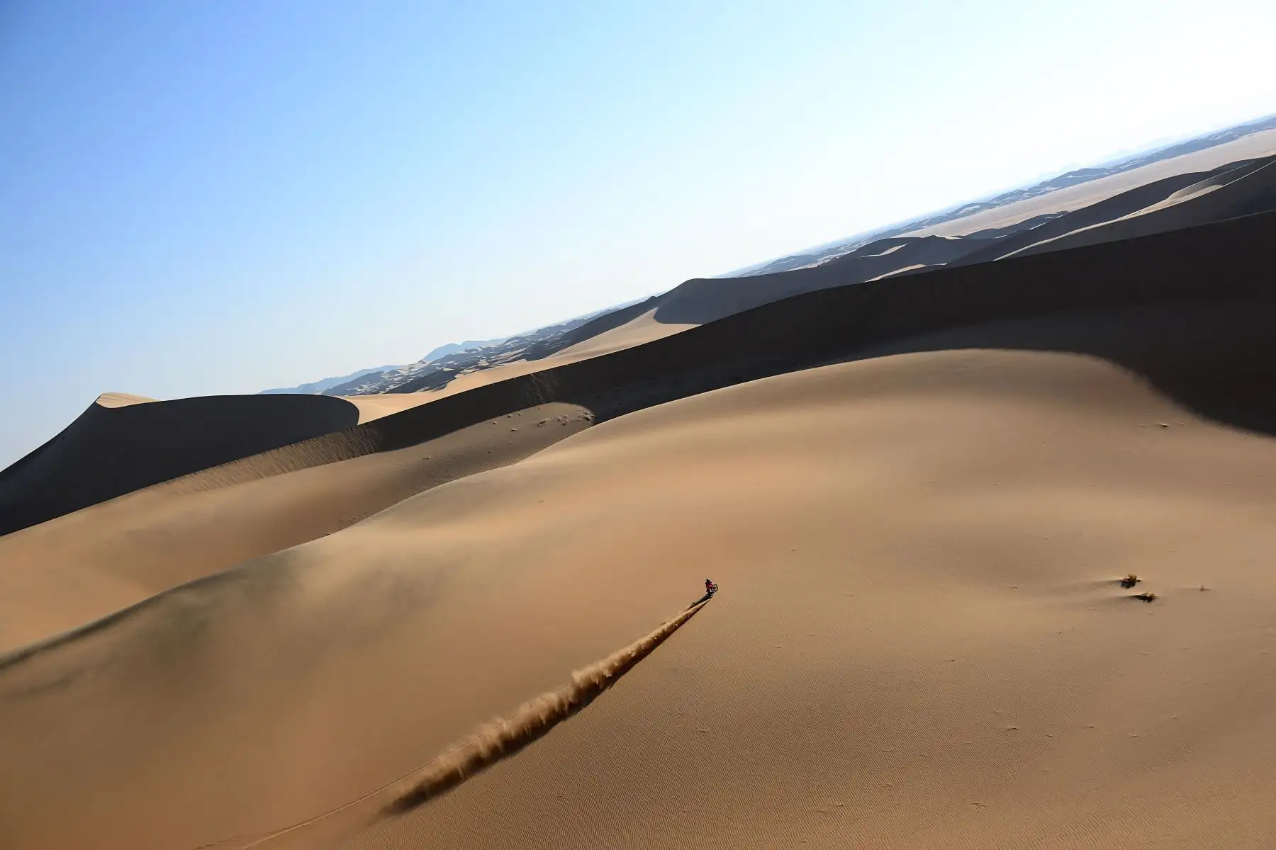 El motociclista español Joan Bort Barreda compite durante la Etapa 11 del Dakar 2022 en Bisha, Arabia Saudita. Foto: AFP