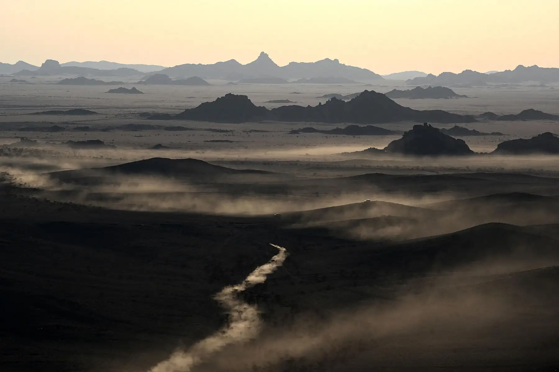 Un motociclista compite durante la Etapa 11 del Dakar 2022 alrededor de Bisha, Arabia Saudita. Foto: AFP