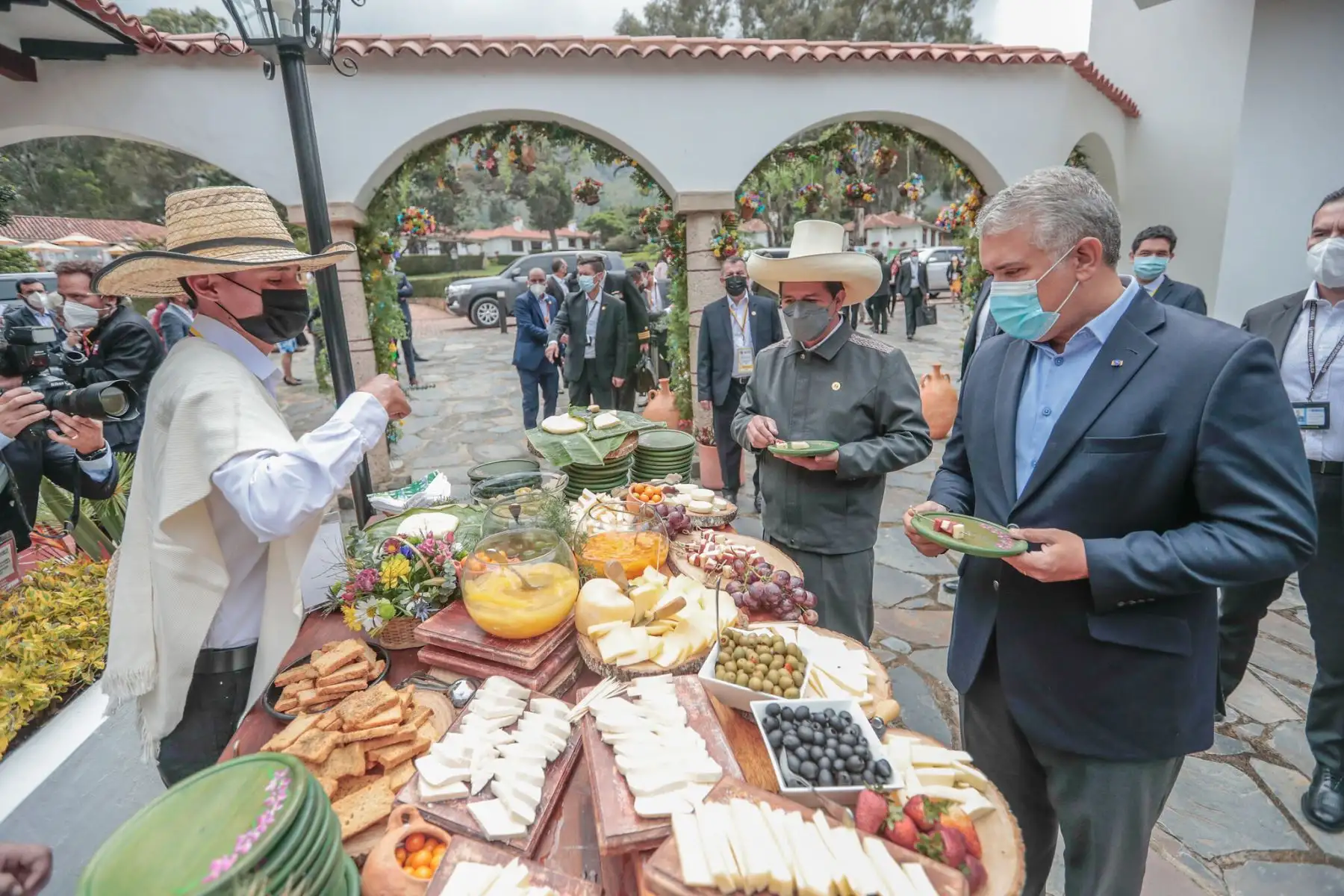 El presidente Pedro Castillo y su homólogo de Colombia, Ivan Duque, sostienen una reunión de trabajo para abordar la agenda bilateral y afianzar los lazos de integración entre ambos países, previo al inicio del Encuentro Presidencial y VI Gabinete Binacional Perú Colombia. Foto: ANDINA/ Prensa Presidencia