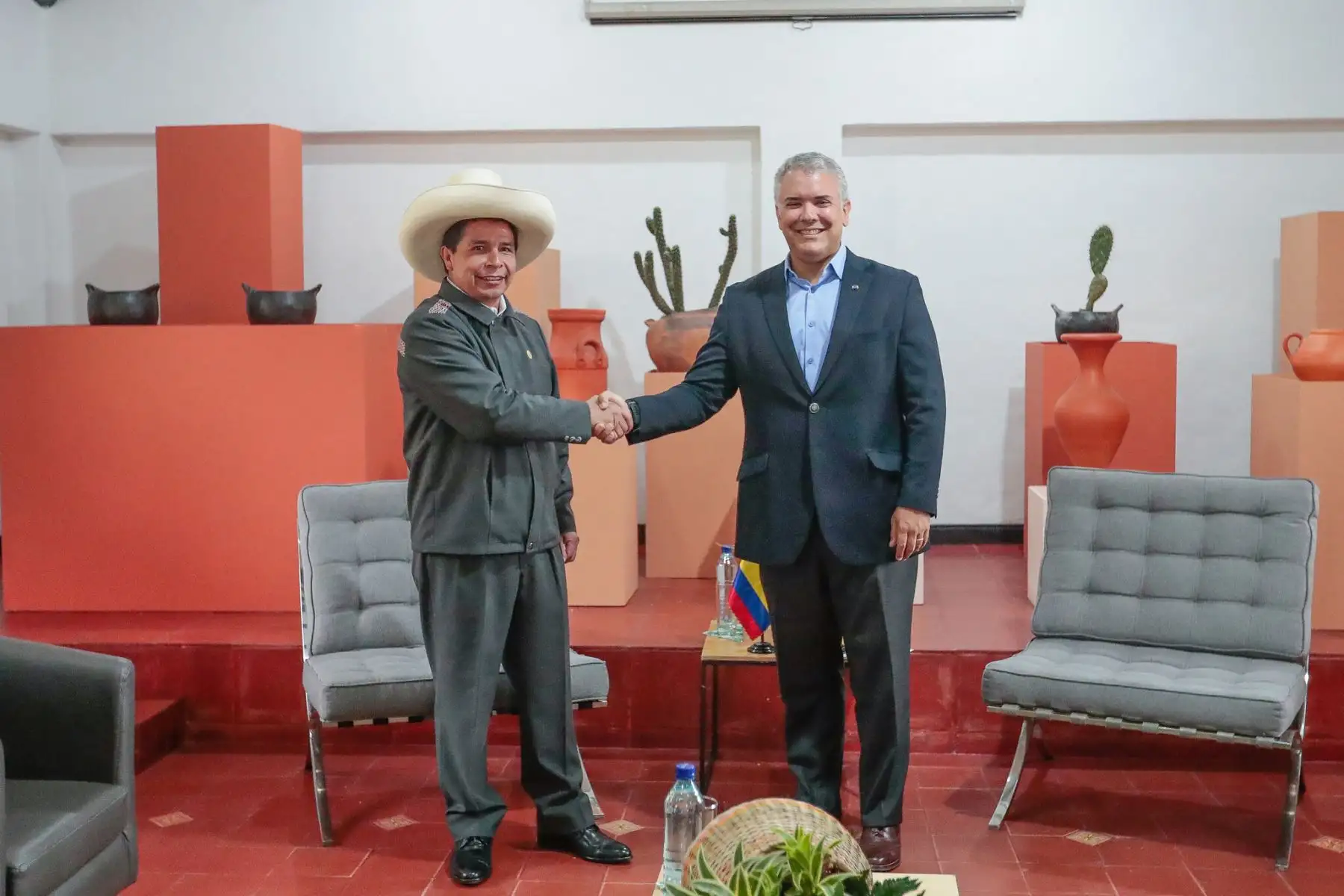 El presidente Pedro Castillo y su homólogo de Colombia, Ivan Duque, sostienen una reunión de trabajo para abordar la agenda bilateral y afianzar los lazos de integración entre ambos países, previo al inicio del Encuentro Presidencial y VI Gabinete Binacional Perú Colombia. Foto: ANDINA/ Prensa Presidencia