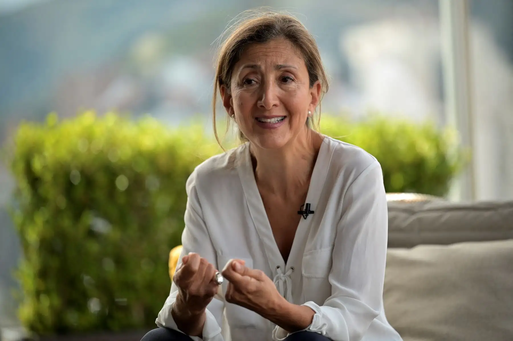 La política colombiana y ex candidata presidencial Ingrid Betancourt, que fue rehén de las FARC durante más de seis años, asistió a una entrevista con AFP en Bogotá el 24 de junio del 2021. Foto: AFP.