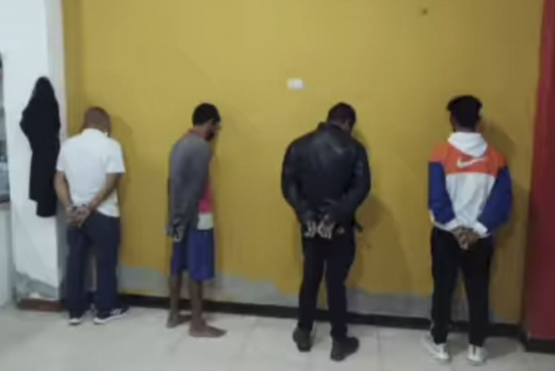 La Policía Nacional detuvo a cinco personas, entre ellas a un menor de edad, tras incautar más de 100 kilos de clorhidrato de cocaína. Foto: ANDINA/Difusión