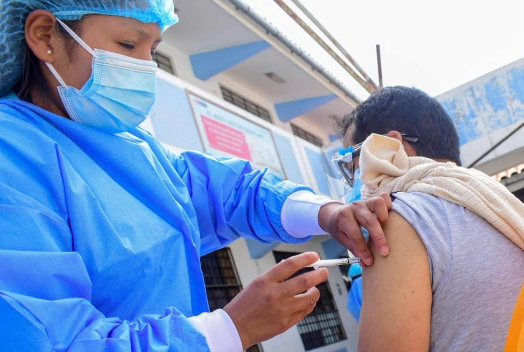 Un total de 2 millones 32,617 dosis de la vacuna contra el covid-19 han sido aplicadas hasta la fecha en la región Áncash, lo que representa el 85 % de su población objetivo, informó el gobernador regional, Henry Borja Cruzado.