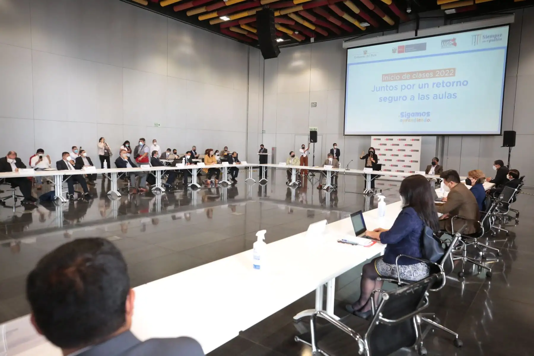 La presidenta del Consejo de Ministros, Mirtha Vásquez, inaugura reunión con directores y gerentes regionales de educación de todo el país, para impulsar de manera articulada el retorno seguro a clases presenciales. Foto: ANDINA/ PCM