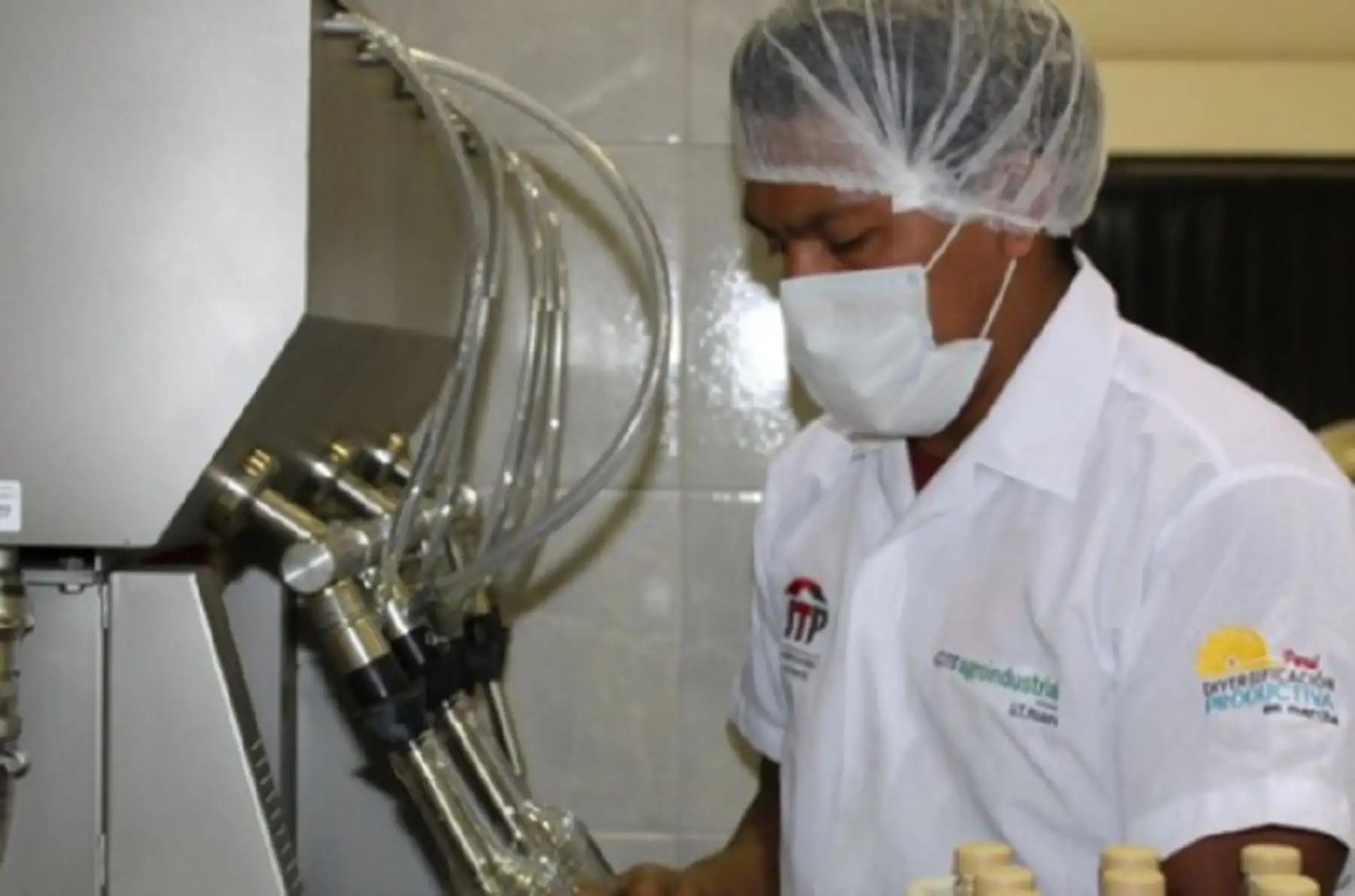 Con el soporte técnico y productivo de la Unidad Técnica (UT) Huaura del Instituto Tecnológico de la Producción (ITP) del Ministerio de la Producción (Produce), más de 150 unidades productivas de las zonas de Huaura, Barranca y Huaral se alistan para fortalecer sus capacidades técnicas en la elaboración de destilados y fermentados de fruta.
