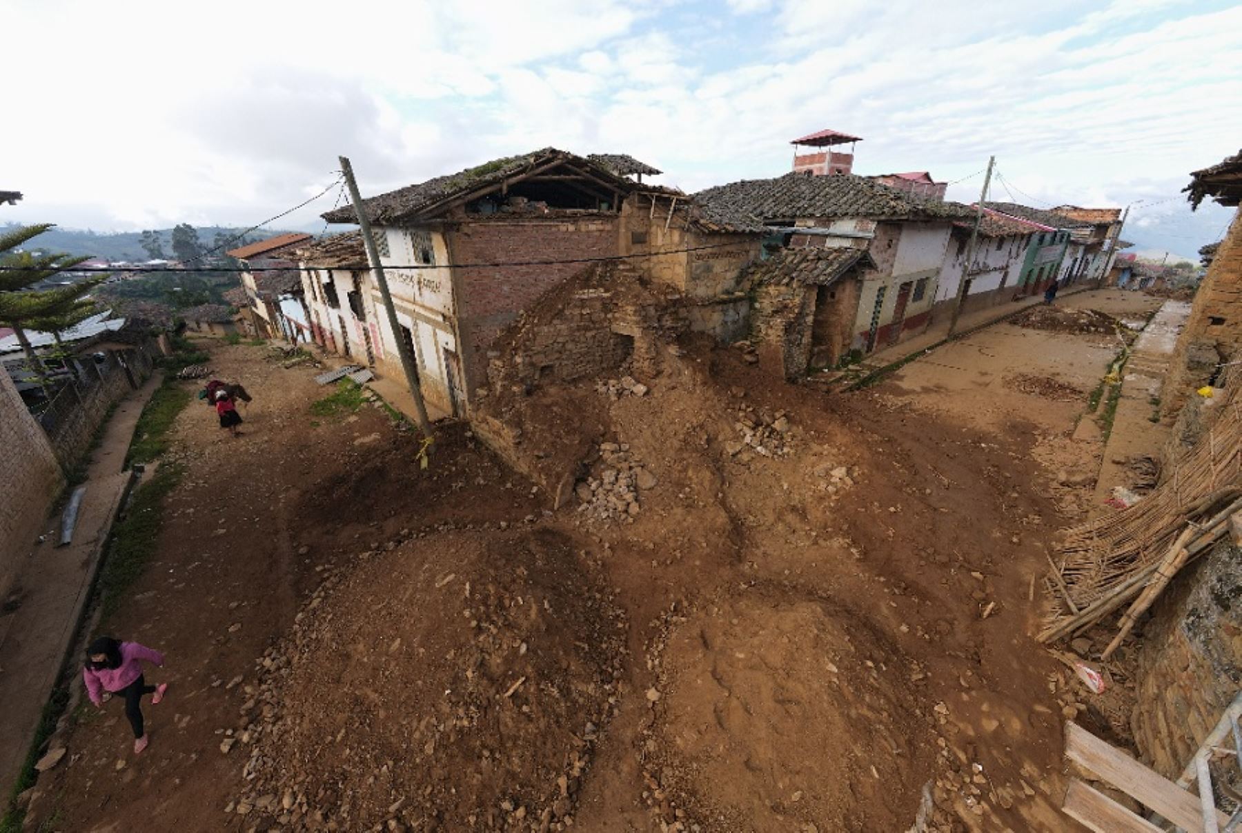 El movimiento sísmico provocó el colapso de la torre Exenta a la iglesia de La Jalca Grande, en la provincia de Chachapoyas, región Amazonas, única en su género.