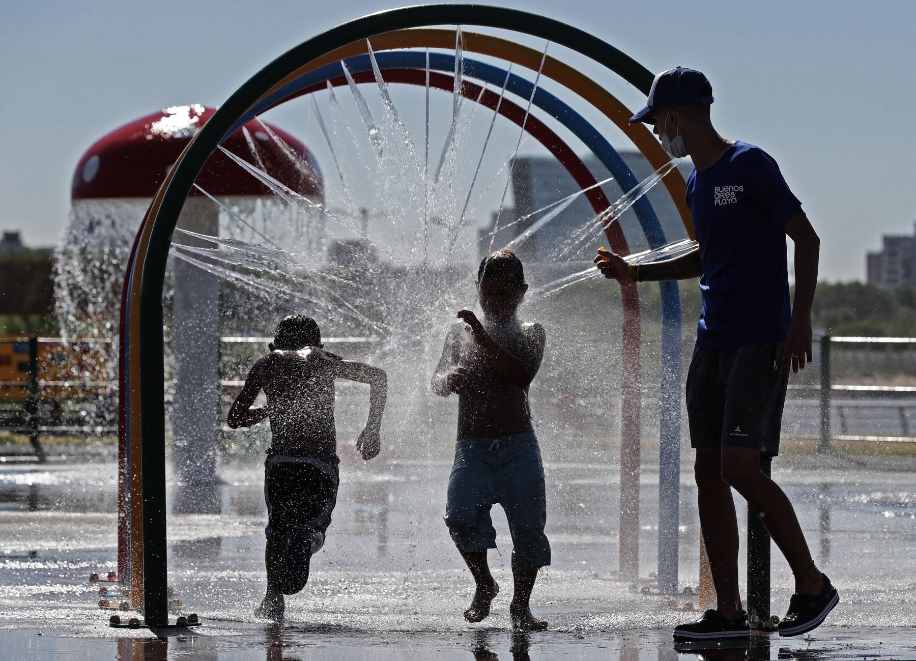 Menores se refrescan en un juego de agua en el Parque de los Niños en Buenos Aires, el 13 de enero del 2022, mientras una intensa ola de calor afecta el área metropolitana de la capital argentina y sus alrededores. Foto: AFP