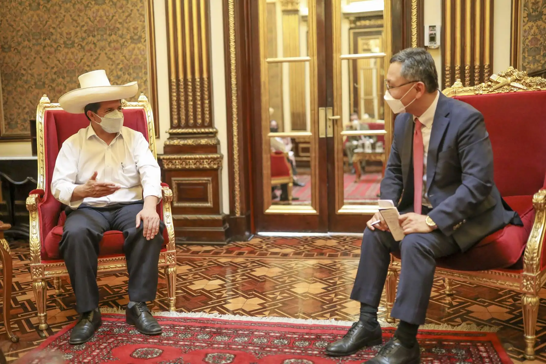 El presidente de la República, Pedro Castillo, sostiene reunión con el embajador de la República de Corea, Yungjoon Jo, en Palacio de Gobierno. Foto: ANDINA/Prensa Presidencia