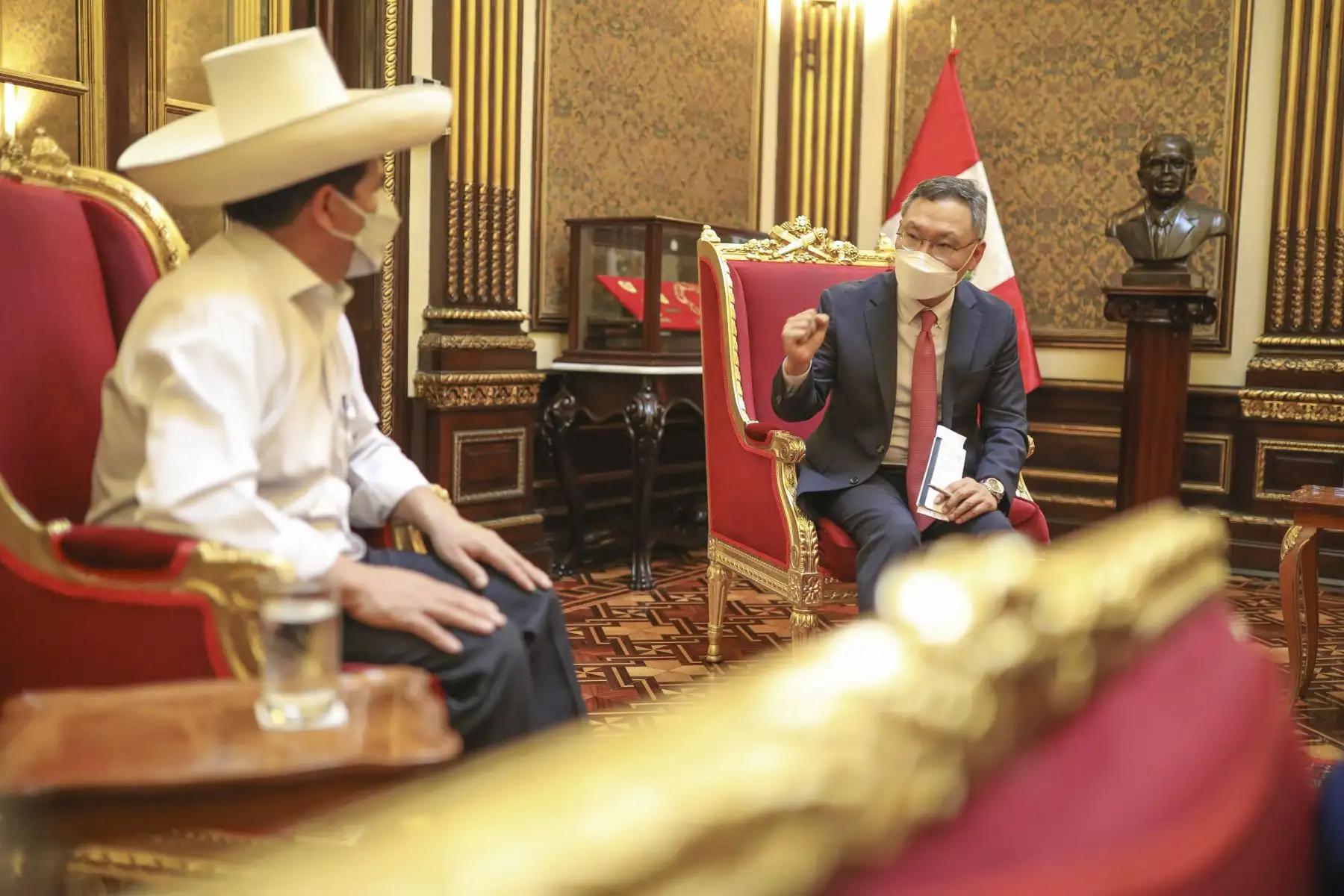 El presidente de la República, Pedro Castillo, sostiene reunión con el embajador de la República de Corea, Yungjoon Jo, en Palacio de Gobierno. Foto: ANDINA/Prensa Presidencia