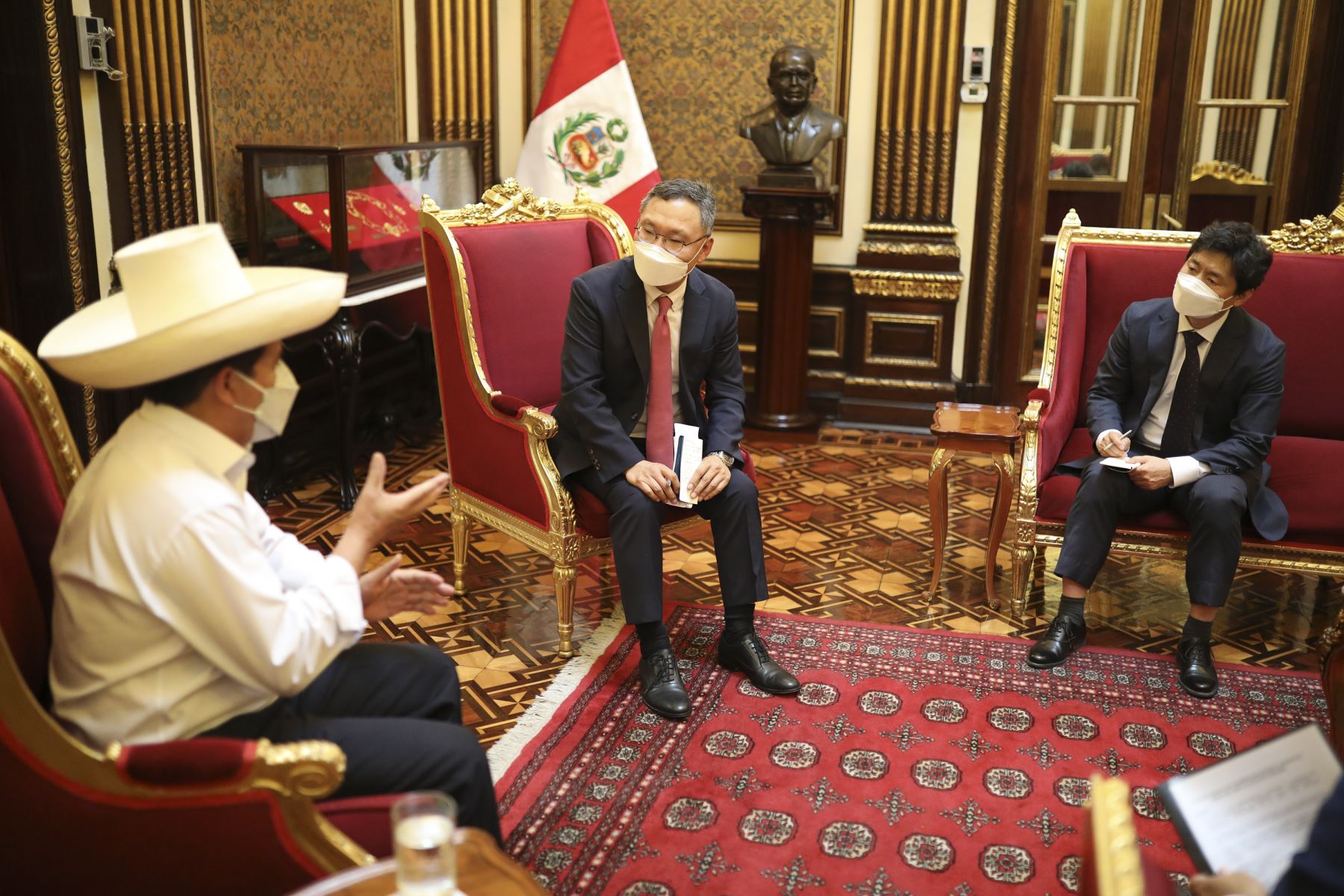 El presidente de la República, Pedro Castillo, sostiene reunión con el embajador de la República de Corea, Yungjoon Jo, en Palacio de Gobierno. Foto: ANDINA/Prensa Presidencia