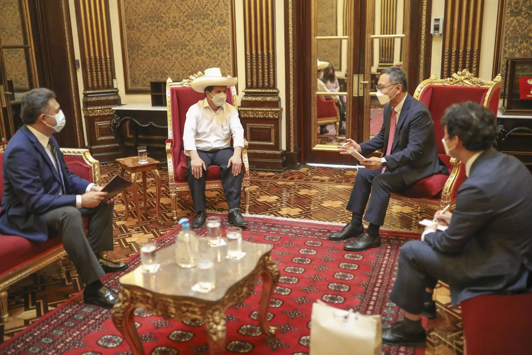 El presidente de la República, Pedro Castillo, sostiene reunión con el embajador de la República de Corea, Yungjoon Jo, en Palacio de Gobierno. Foto: ANDINA/Prensa Presidencia