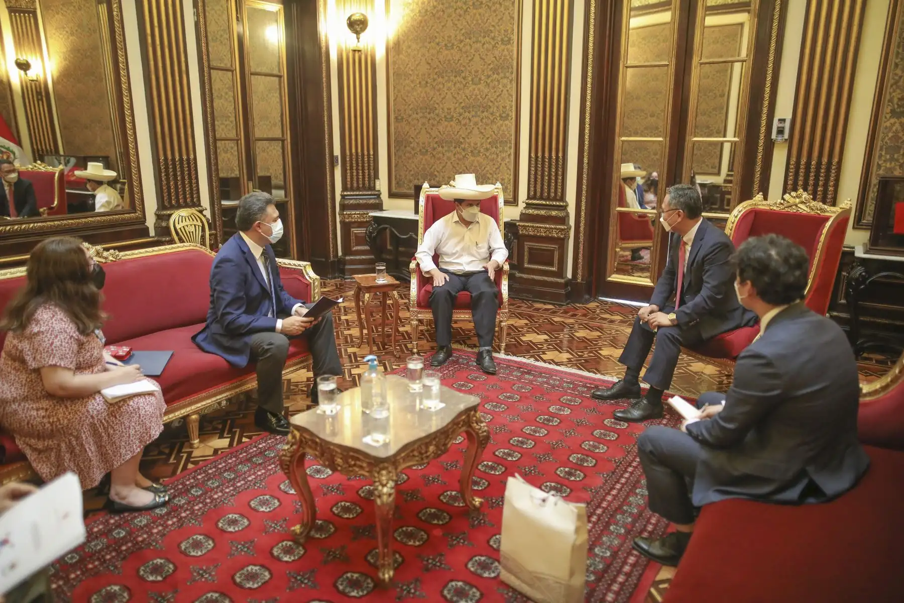 El presidente de la República, Pedro Castillo, sostiene reunión con el embajador de la República de Corea, Yungjoon Jo, en Palacio de Gobierno. Foto: ANDINA/Prensa Presidencia