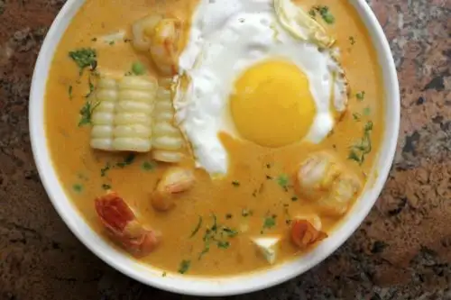 El chupe de camarones es una cremosa sopa con papas y maíz con la adición de ají amarillo. Foto: ANDINA/difusión.