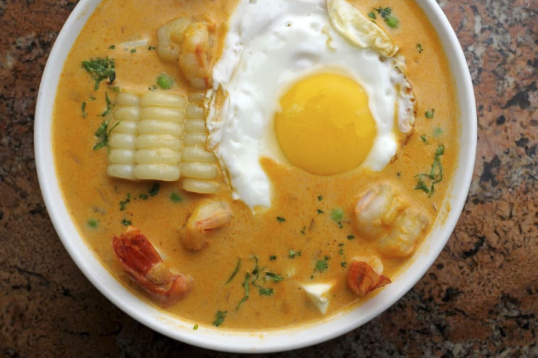 El chupe de camarones es una cremosa sopa con papas y maíz con la adición de ají amarillo. Foto: ANDINA/difusión.