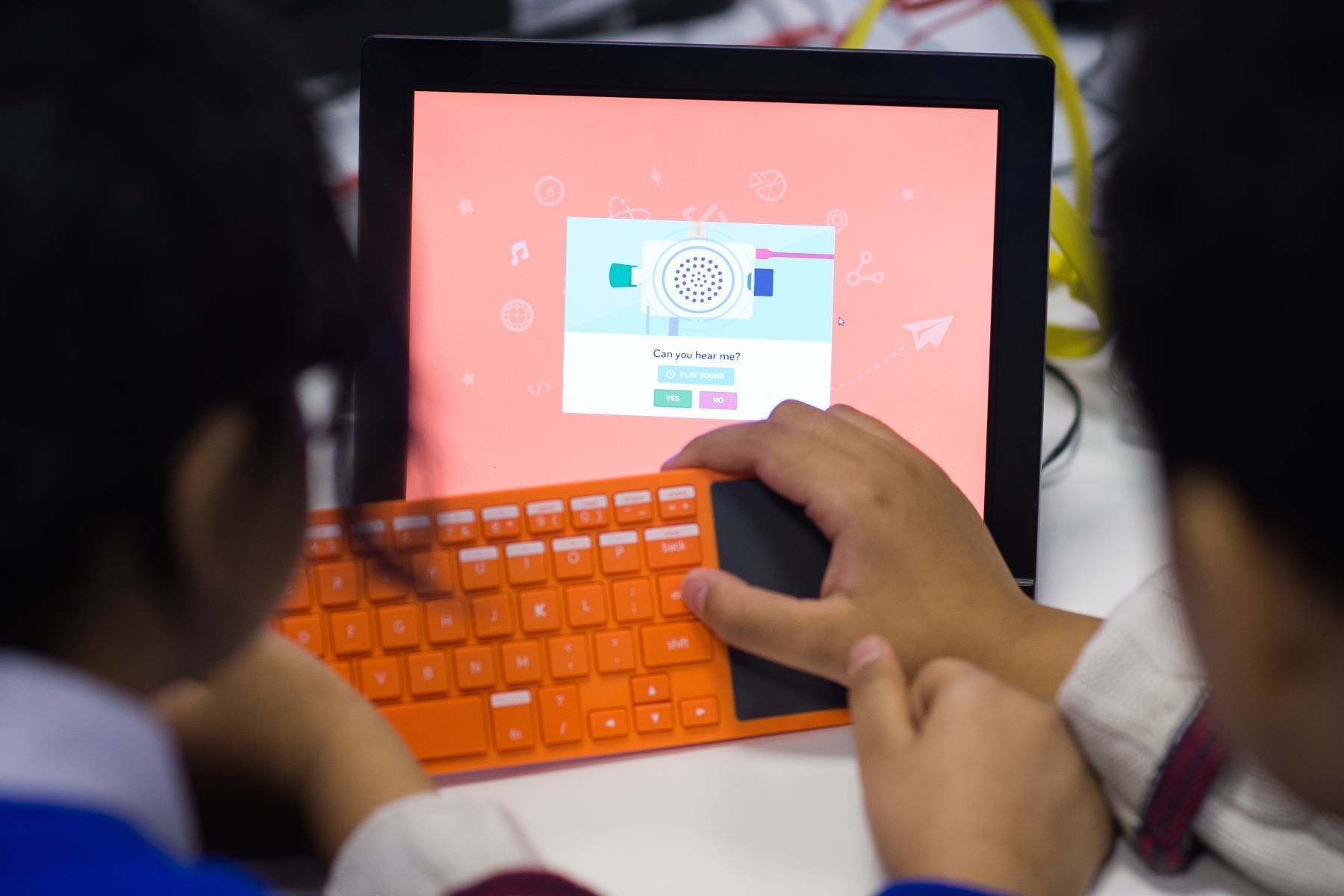 A través de plataformas virtuales como TinkerCAD o Arduino IDE, cada niño desde su casa pueda aprender experimentando. La edad recomendada del estudiante para estos talleres va entre 11-15 años.
