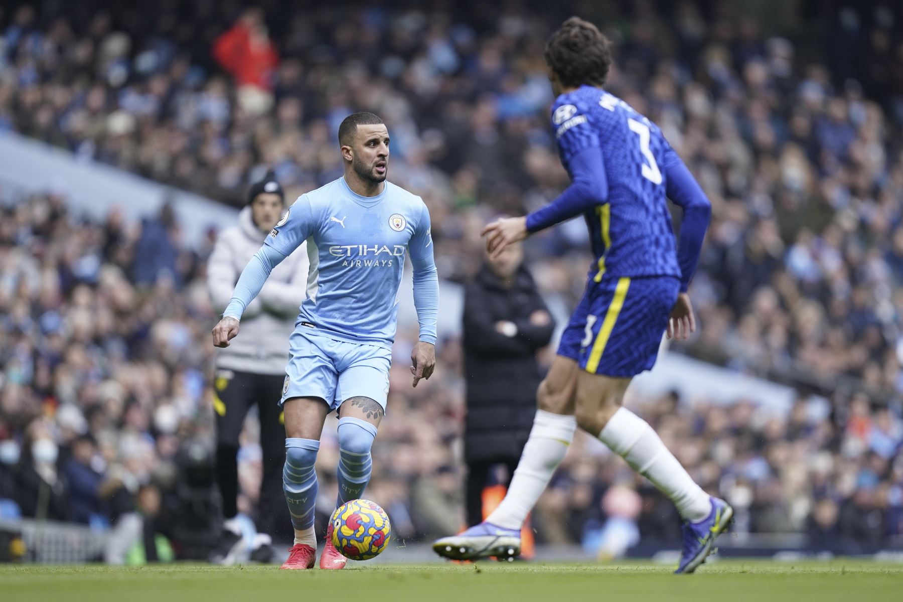 Kyle Walker del Manchester City en acción contra Marcos Alonso del Chelsea durante el partido de de la Premier League, en el Etihad Stadium. Foto: EFE