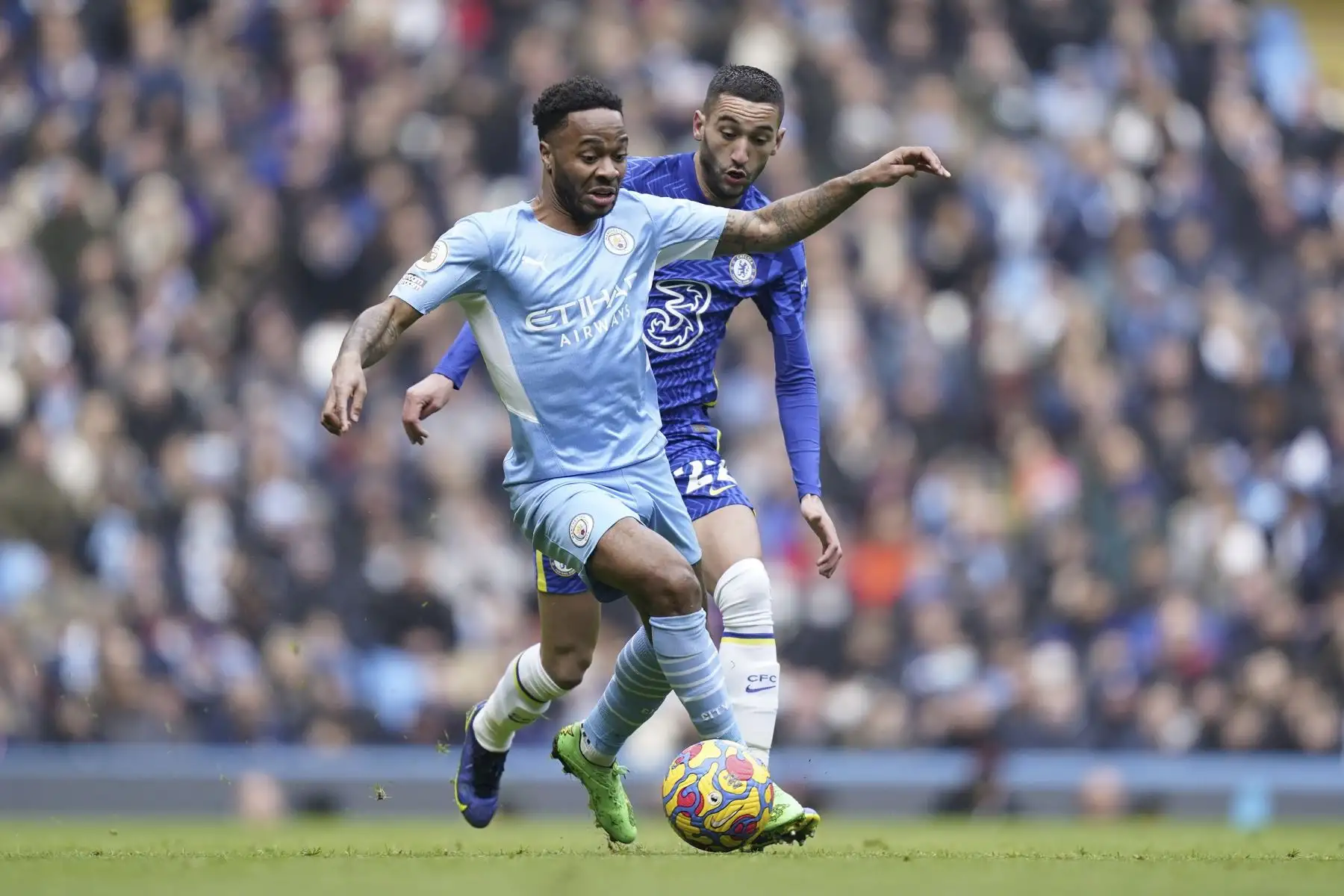 Raheem Sterling del Manchester City en acción contra Hakim Ziyech del Chelsea durante partido de la Premier League, en el Etihad Stadium. Foto: EFE