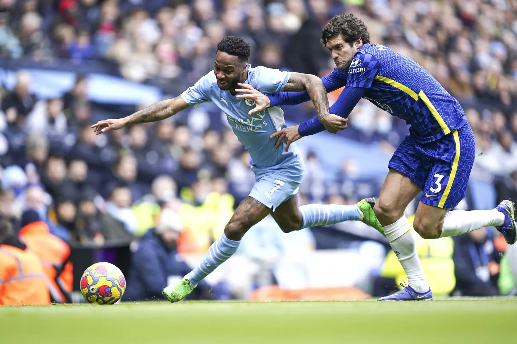 Raheem Sterling del Manchester City en acción contra Marcos Alonso del Chelsea durante partido de la Premier League, en el Etihad Stadium. Foto: EFE