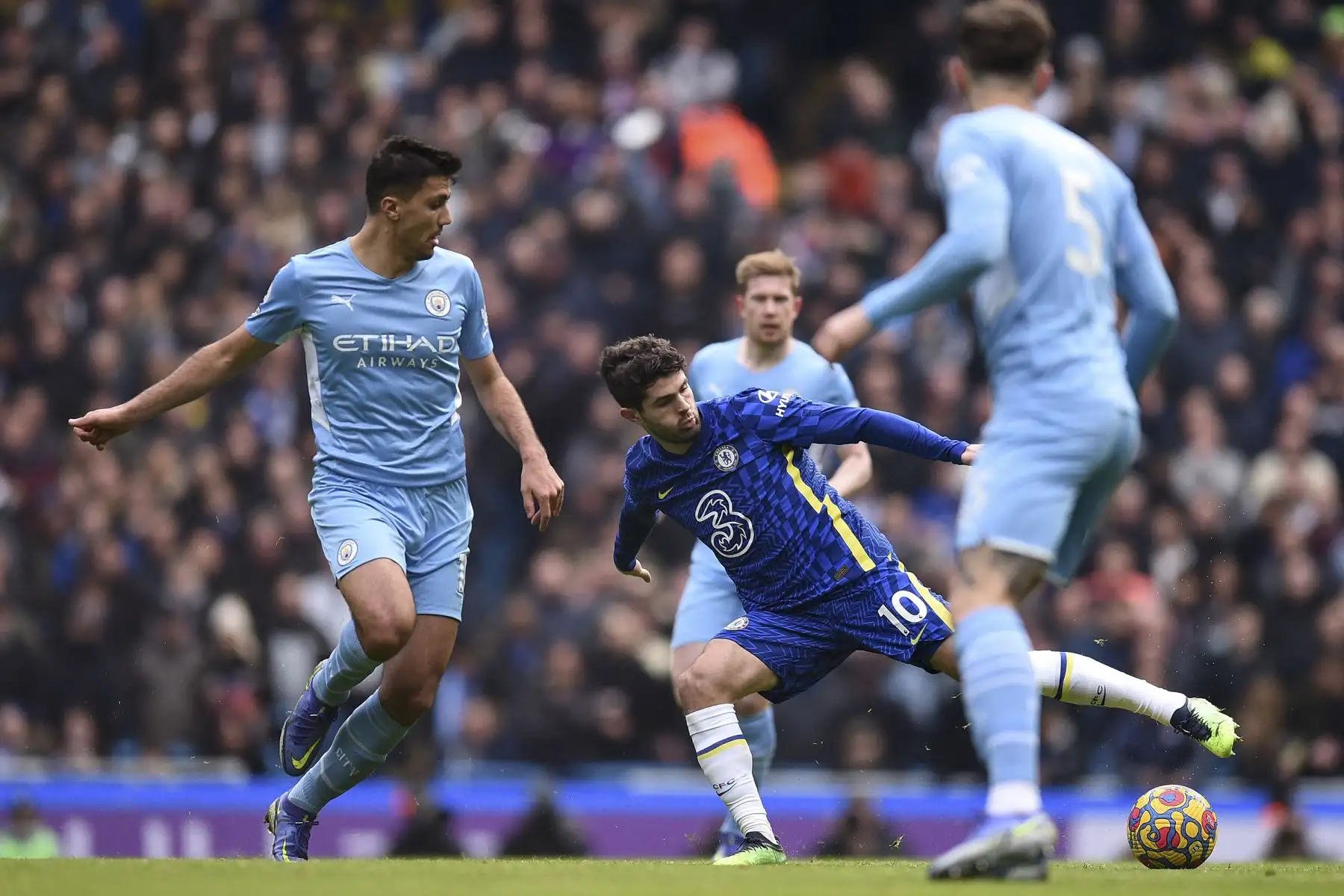 El centrocampista español del Manchester City, Rodri, compite con el centrocampista estadounidense del Chelsea, Christian Pulisic, durante el partido de la Premier League, en el Etihad Stadium. Foto: AFP