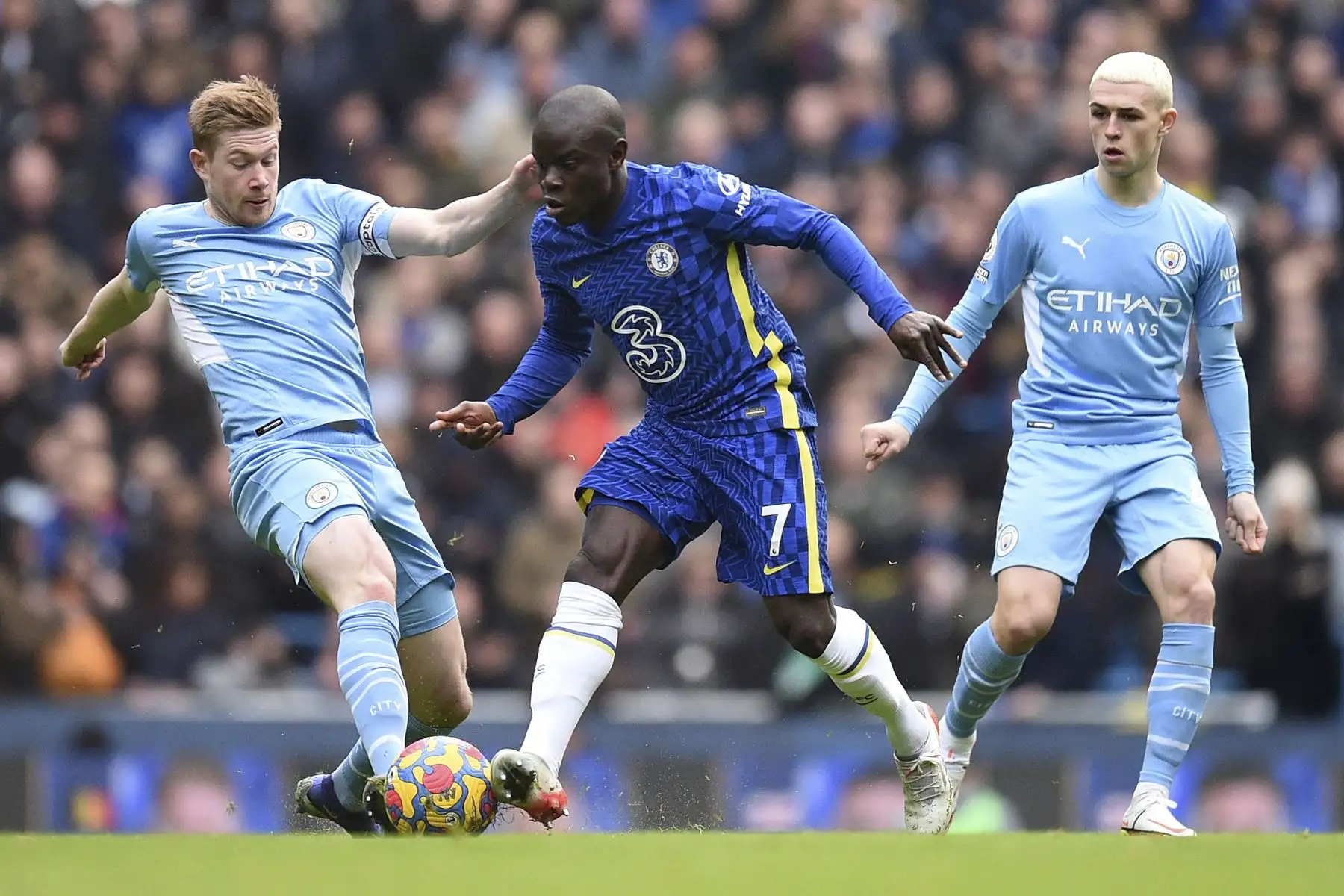 El mediocampista belga del Manchester City, Kevin De Bruyne, compite con el mediocampista francés del Chelsea, N