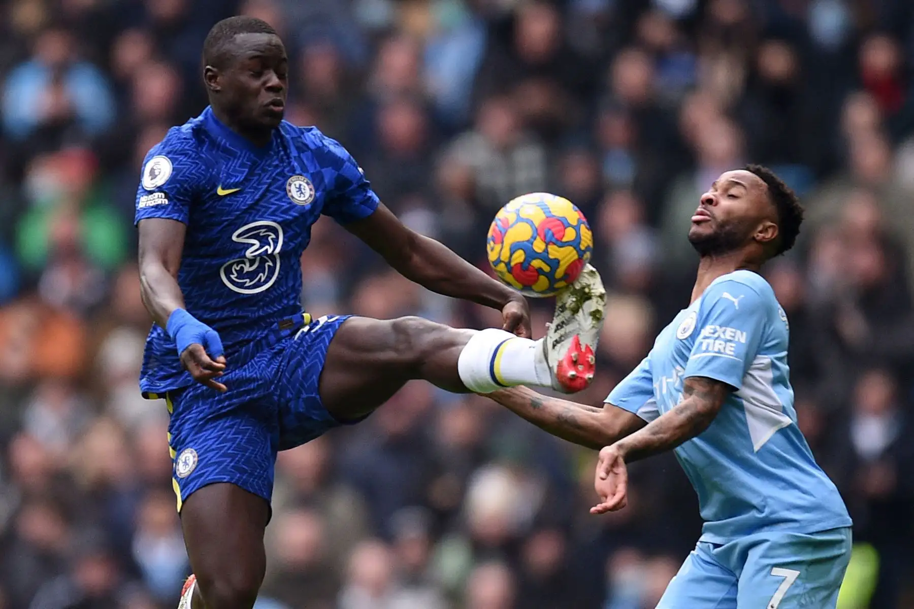 El defensor francés del Chelsea, Malang Sarr,  compite con el centrocampista inglés del Manchester City, Raheem Sterling, durante el partido de de la Premier League. Foto: AFP