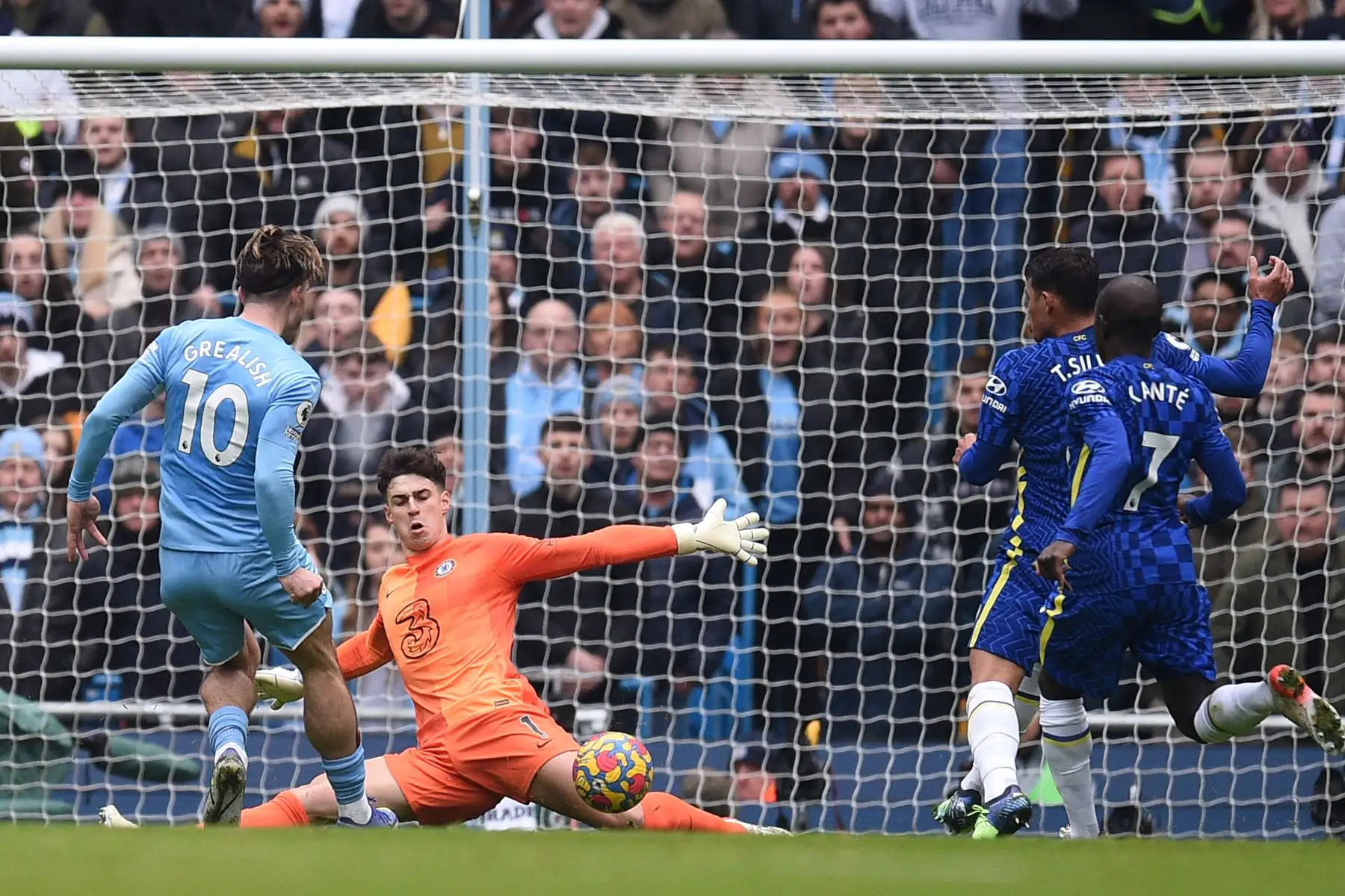 El portero español del Chelsea, Kepa Arrizabalaga, salva un tiro del mediocampista inglés del Manchester City, Jack Grealish, durante el partido de la Premier League.
Foto: AFP