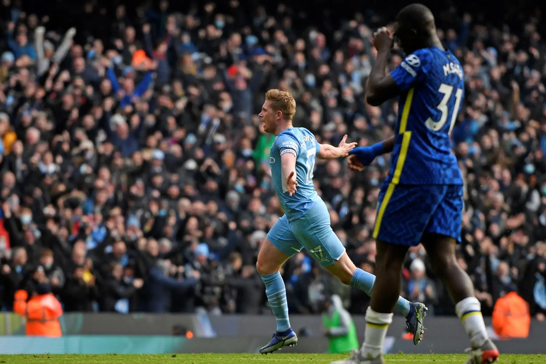 El centrocampista belga del Manchester City Kevin De Bruyne celebra marcar el gol de apertura durante el partido de la Premier League.
Foto: AFP