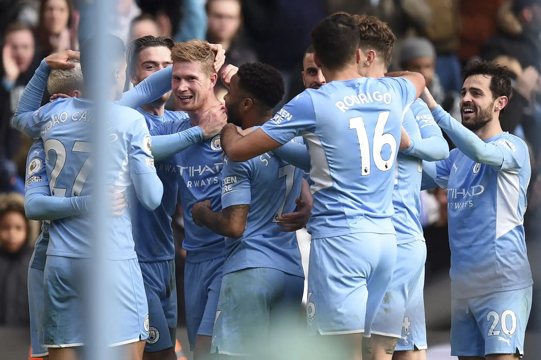El mediocampista belga del Manchester City, Kevin De Bruyne, celebra con sus compañeros de equipo después de marcar el gol de apertura ante el Chelsea  durante el partido de la Premier League. Foto: AFP