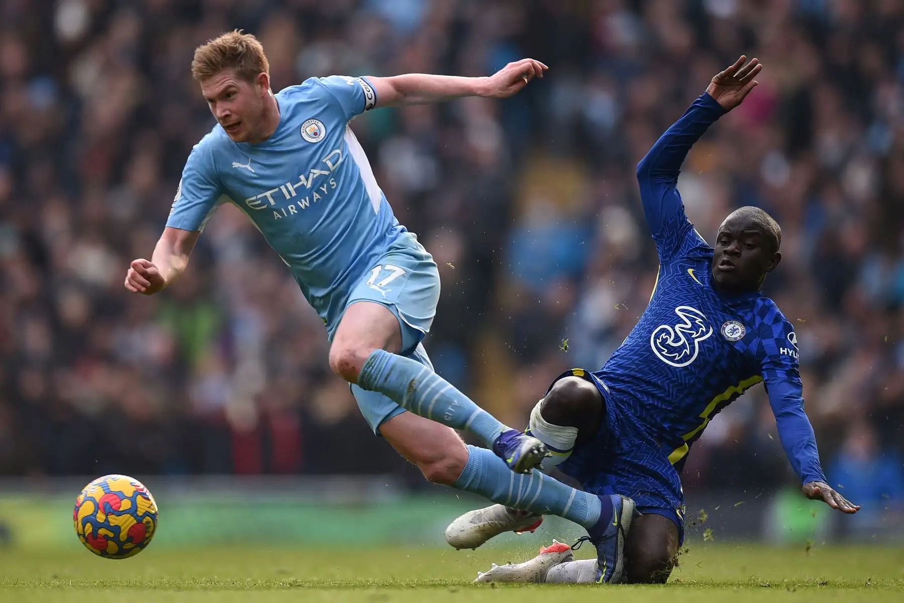 El mediocampista belga del Manchester City, Kevin De Bruyne, evita un desafío del mediocampista francés del Chelsea, N