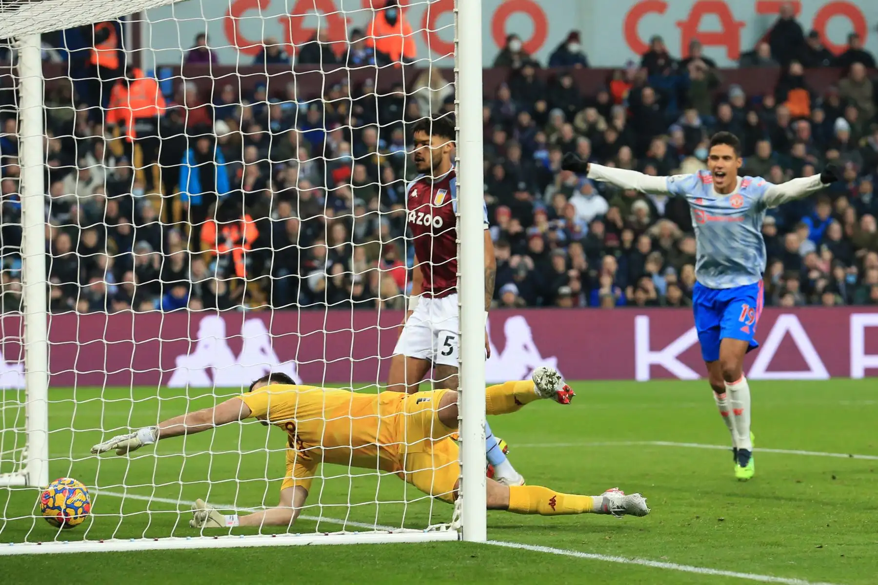 El portero argentino del Aston Villa, Emiliano Martínez, intenta detener el balón tras el remate de gol del mediocampista portugués del Manchester United, Bruno Fernandes,  durante partido de la Premier League- Foto: AFP