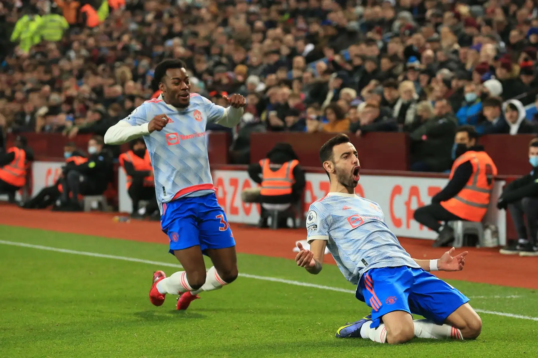 El mediocampista portugués del Manchester United, Bruno Fernandes, celebra con su compañero Anthony Elanga tras marcar durante el partido de la Premier League.
Foto: AFP