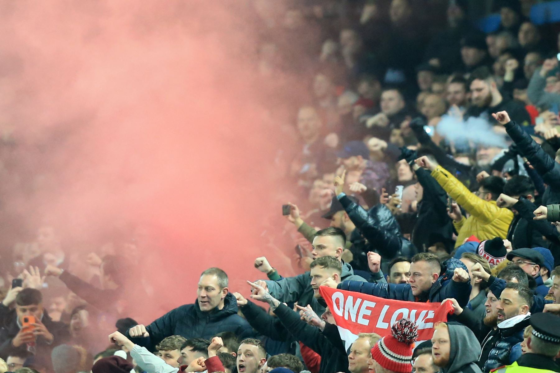 Los fanáticos del Manchester United celebran el primer gol de su equipo durante el partido frente al Aston Villa por la Premier League.
Foto: AFP