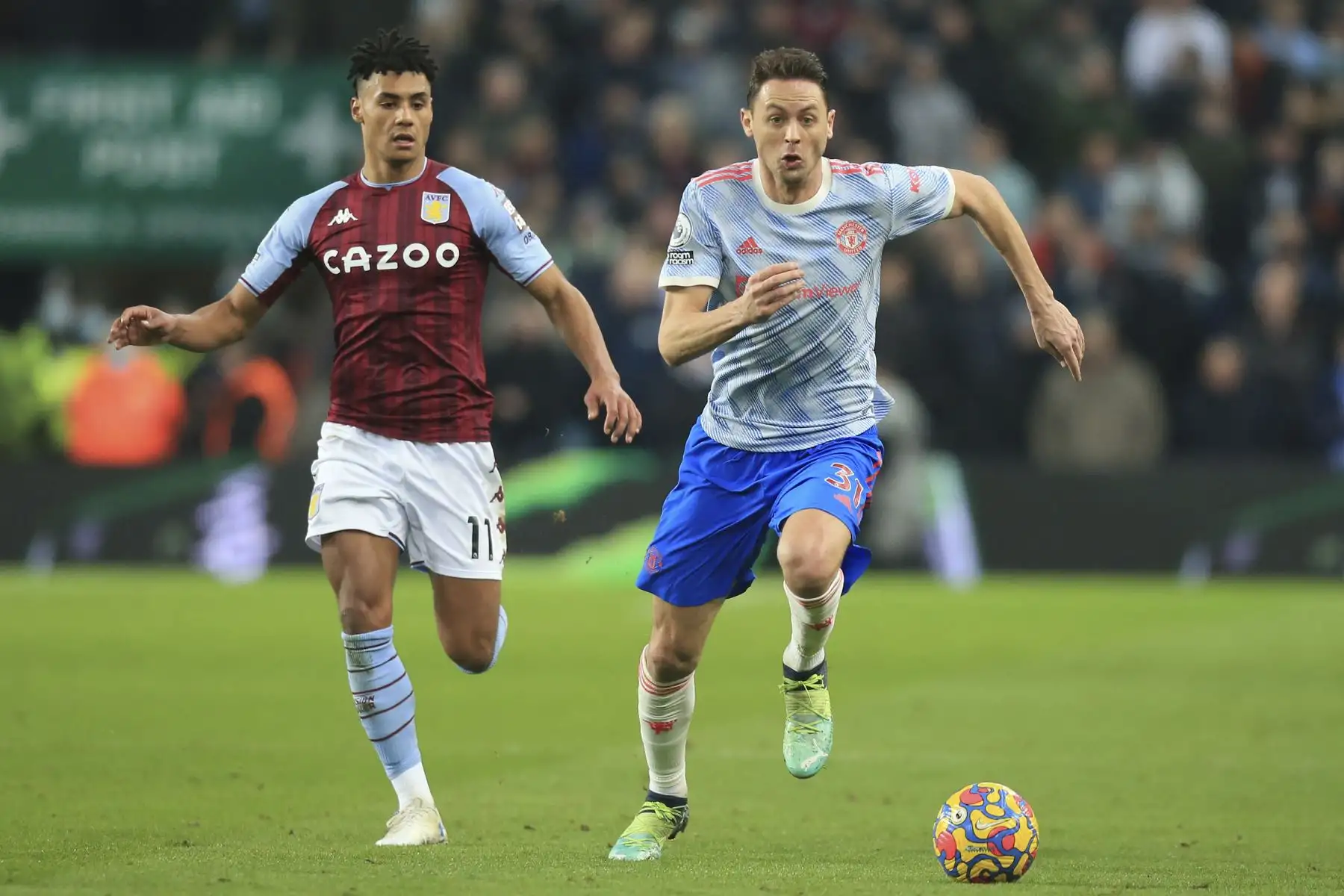 El centrocampista serbio del Manchester United, Nemanja Matic, disputa el balón con el delantero inglés del Aston Villa, Ollie Watkins, durante el partido de la Premier League, en Villa Park. Foto: AFP