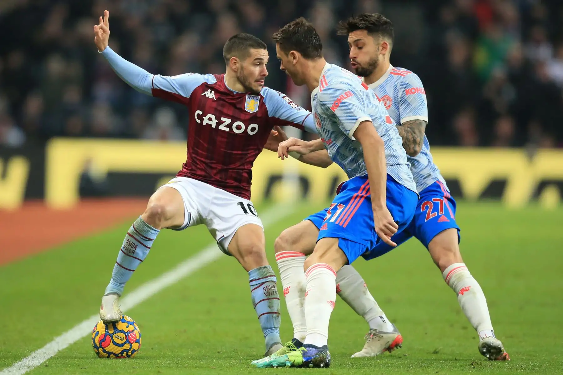 El mediocampista argentino del Aston Villa, Emiliano Buendía, compite con el mediocampista serbio, Nemanja Matic, y el defensor brasileño Alex Telle del Manchester United durante el partido de fútbol de la Premier League. Foto: AFP
