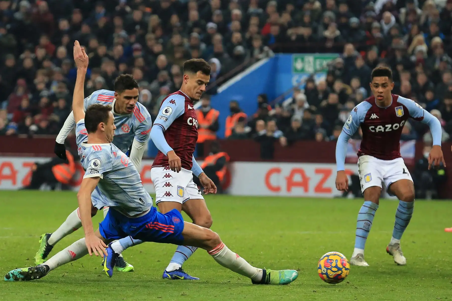 El centrocampista serbio del Manchester United, Nemanja Matic, se desliza para enfrentarse al centrocampista brasileño del Aston Villa, Philippe Coutinho, durante el partido de fútbol de la Premier League inglesa entre el Aston Villa y el Manchester Utd.
Foto: AFP