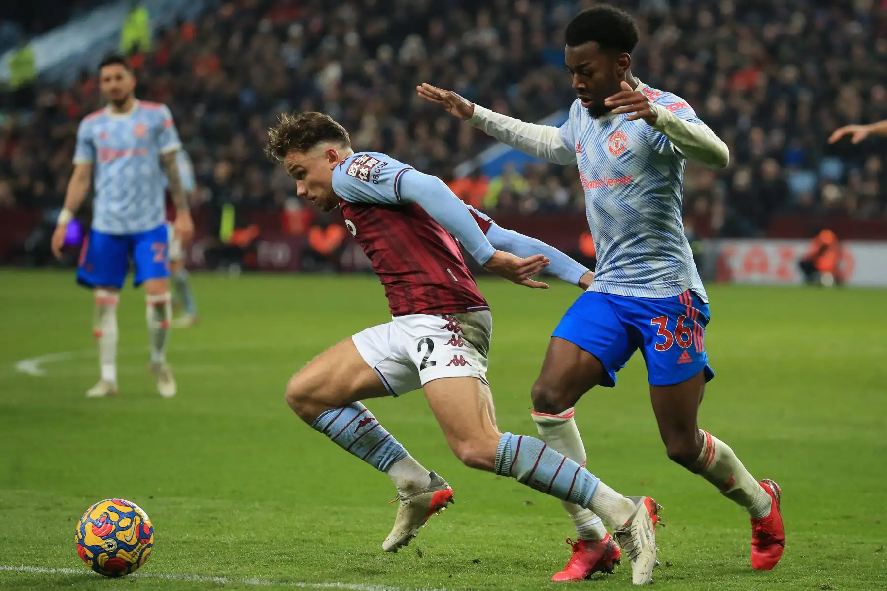 El defensor inglés de Aston Villa, Matty Cash, compite con el delantero sueco del Manchester United, Anthony Elanga, durante el partido de la Premier League.
Foto: AFP