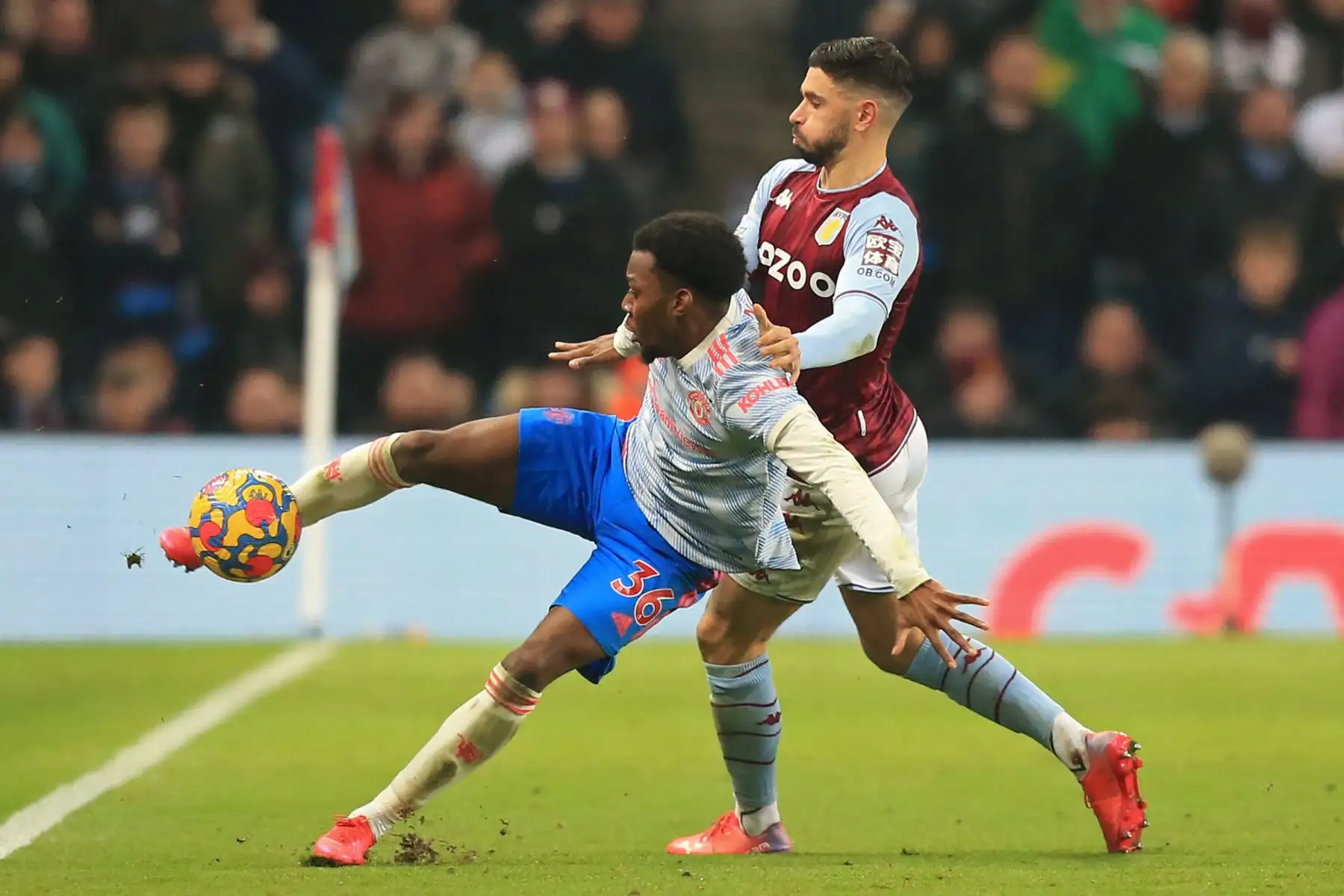 El delantero sueco del Manchester United, Anthony Elanga, compite con el centrocampista francés del Aston Villa, Morgan Sanson, durante el partido de la Premier League.
Foto: AFP