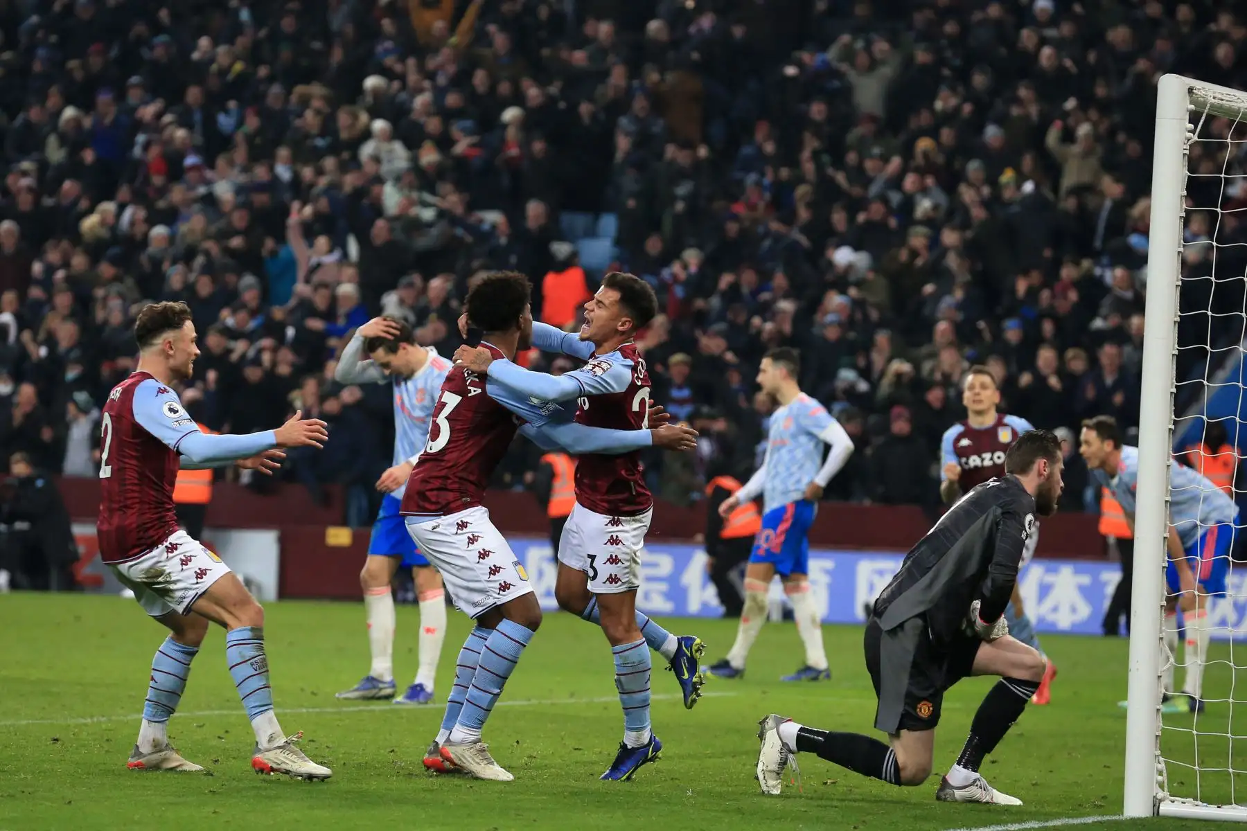 El centrocampista brasileño del Aston Villa, Philippe Coutinho, celebra con sus compañeros de equipo después de marcar su segundo gol ante el Manchester United por la Premier League. Foto: AFP