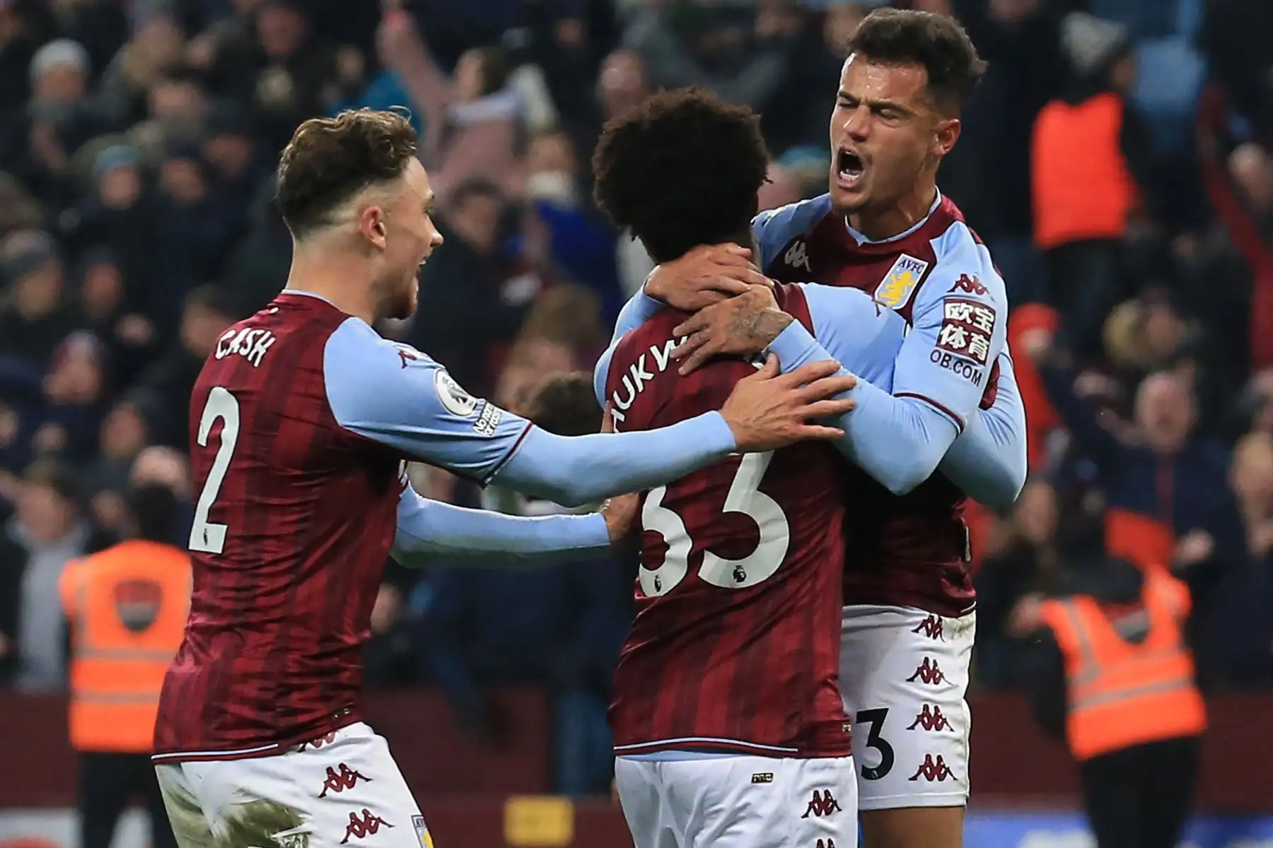 El centrocampista brasileño del Aston Villa, Philippe Coutinho, celebra con sus compañeros de equipo después de marcar su segundo gol ante el Manchester United por la Premier League. Foto: AFP