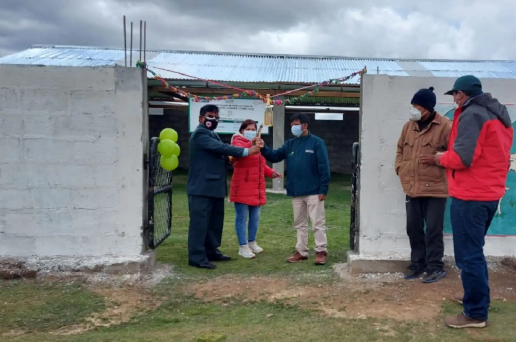 El Ministerio de Desarrollo Agrario y Riego (Midagri), a través de Agro Rural entregó 45 cobertizos para proteger a más de 4 500 cabezas de ganado en los distritos de Óndores y Junín, ubicados en la provincia de Junín, con la finalidad de mitigar los impactos negativos de las bajas temperaturas e impulsar las cadenas pecuarias.