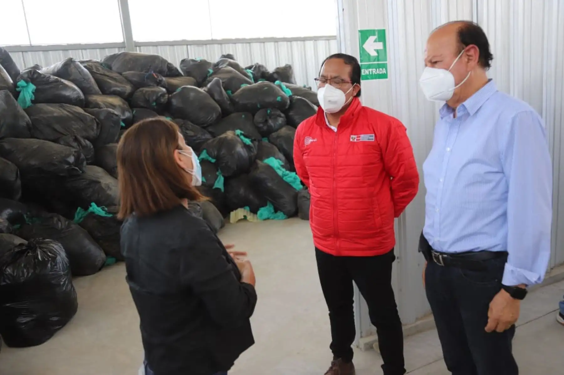 El ministro de Comercio Exterior y Turismo, Roberto Sanchez llegó hasta la ciudad de SSullana - Piura donde visitó las áreas de producción y empaque de la Asociación de Pequeños Productores de Banano Orgánico Samán y Anexos. Foto: Mincetur