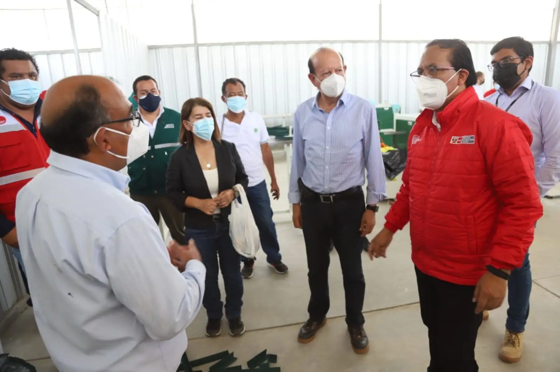 El ministro de Comercio Exterior y Turismo, Roberto Sanchez llegó hasta la ciudad de SSullana - Piura donde visitó las áreas de producción y empaque de la Asociación de Pequeños Productores de Banano Orgánico Samán y Anexos. Foto: Mincetur