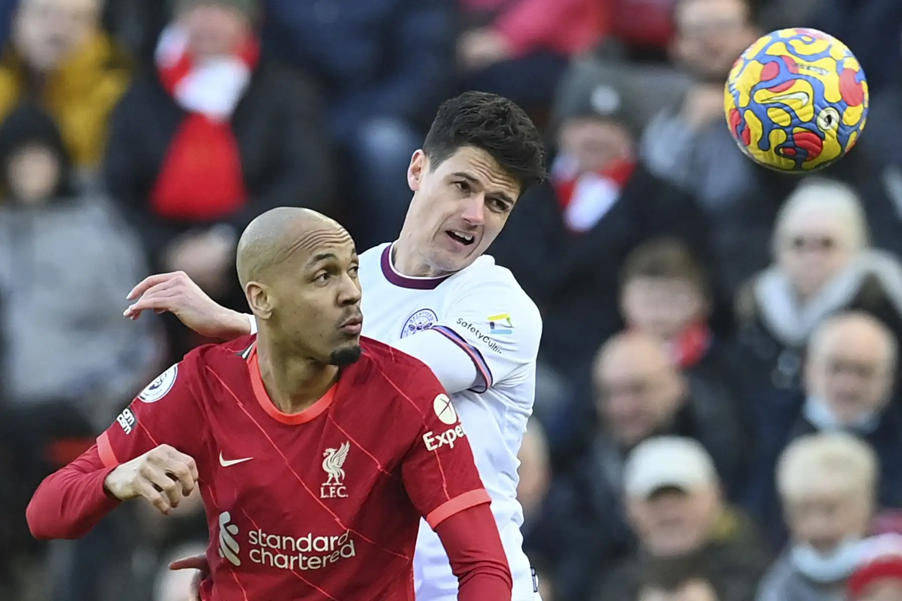 El mediocampista brasileño del Liverpool, Fabinho, compite para cabecear el balón contra el mediocampista danés del Brentford, Christian Norgaard, durante el partido de la Premier League, en el estadio Anfield. Foto: AFP