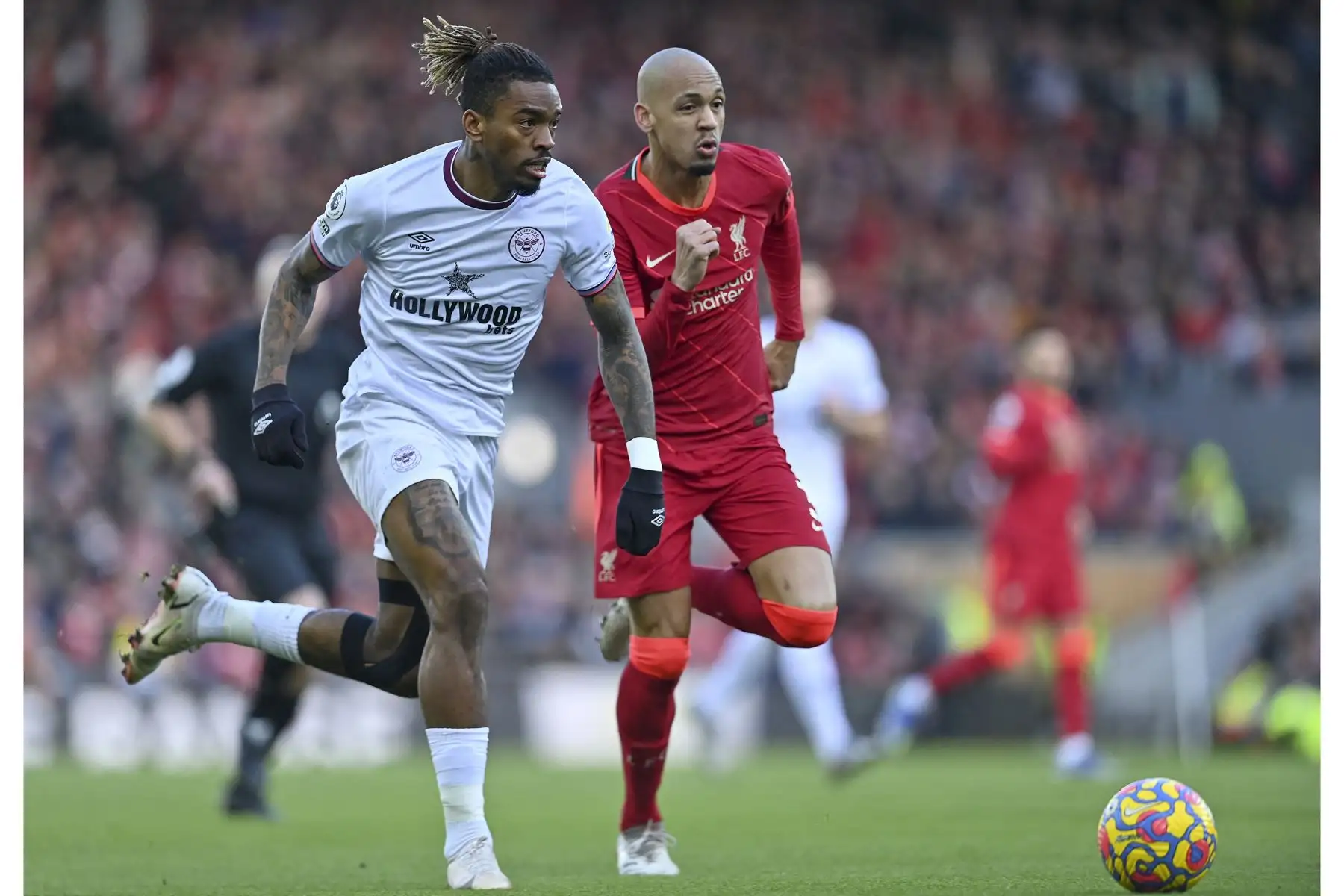 El mediocampista brasileño del Liverpool, Fabinho, compite con el delantero inglés del Brentford, Ivan Toney, durante el partido de la Premier League, en el estadio Anfield. Foto: AFP