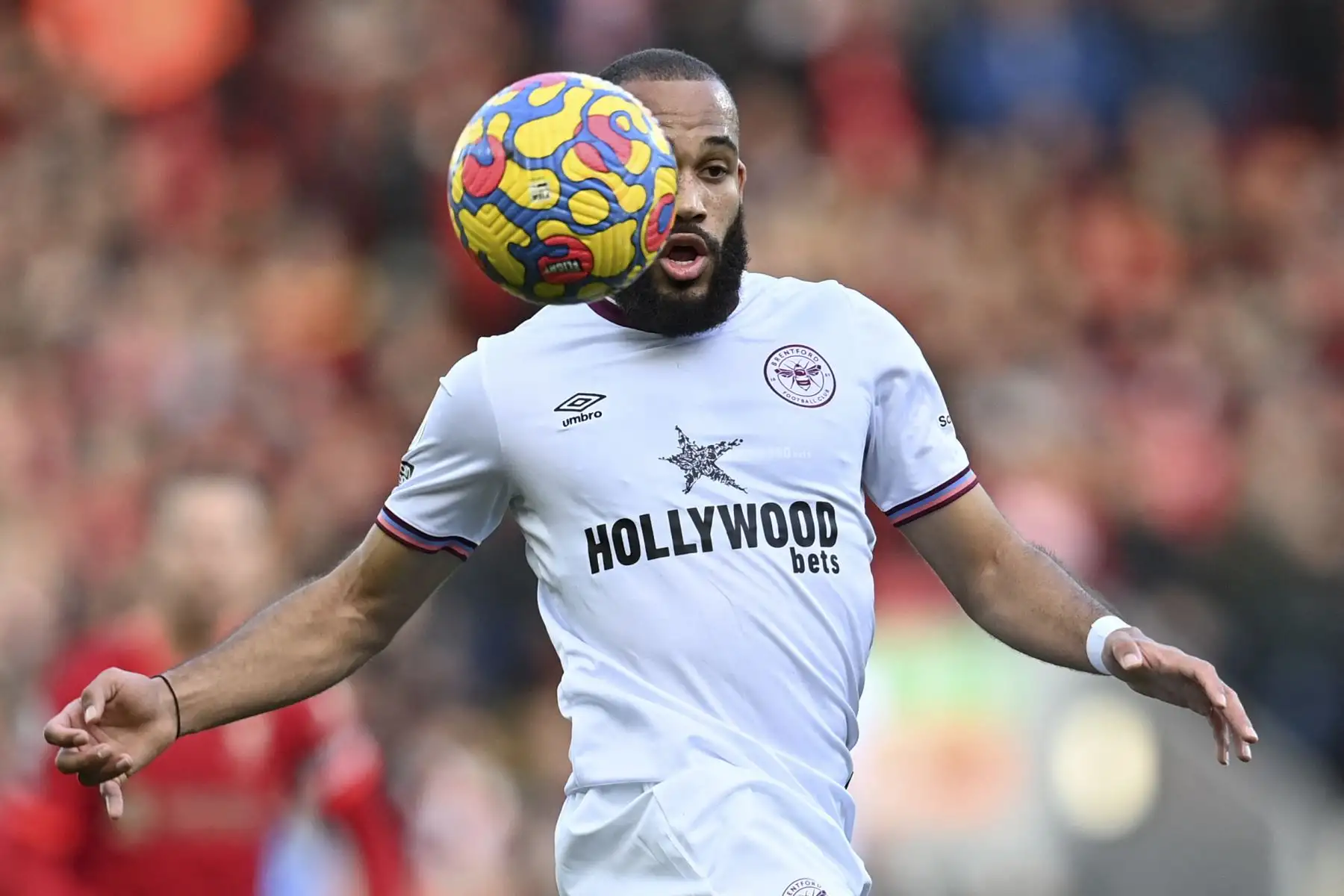 El mediocampista francés de Brentford, Bryan Mbeumo, controla el balón durante el partido contra el Liverpool por la Premier League, en el estadio Anfield. Foto: AFP