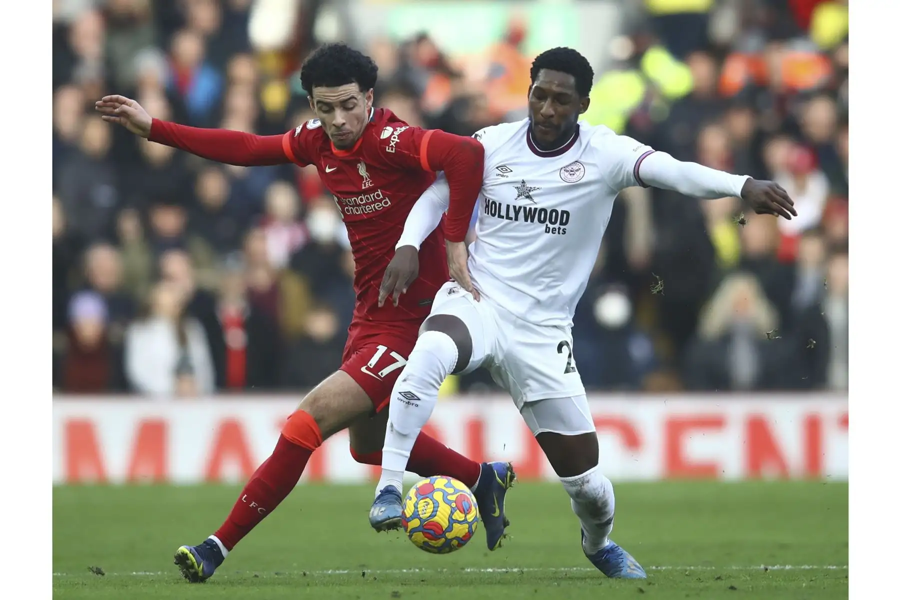 Shandon Baptiste de Brentford en acción contra Curtis Jones del Liverpool durante el partido de la Premier League, en el estadio Anfield. Foto: EFE