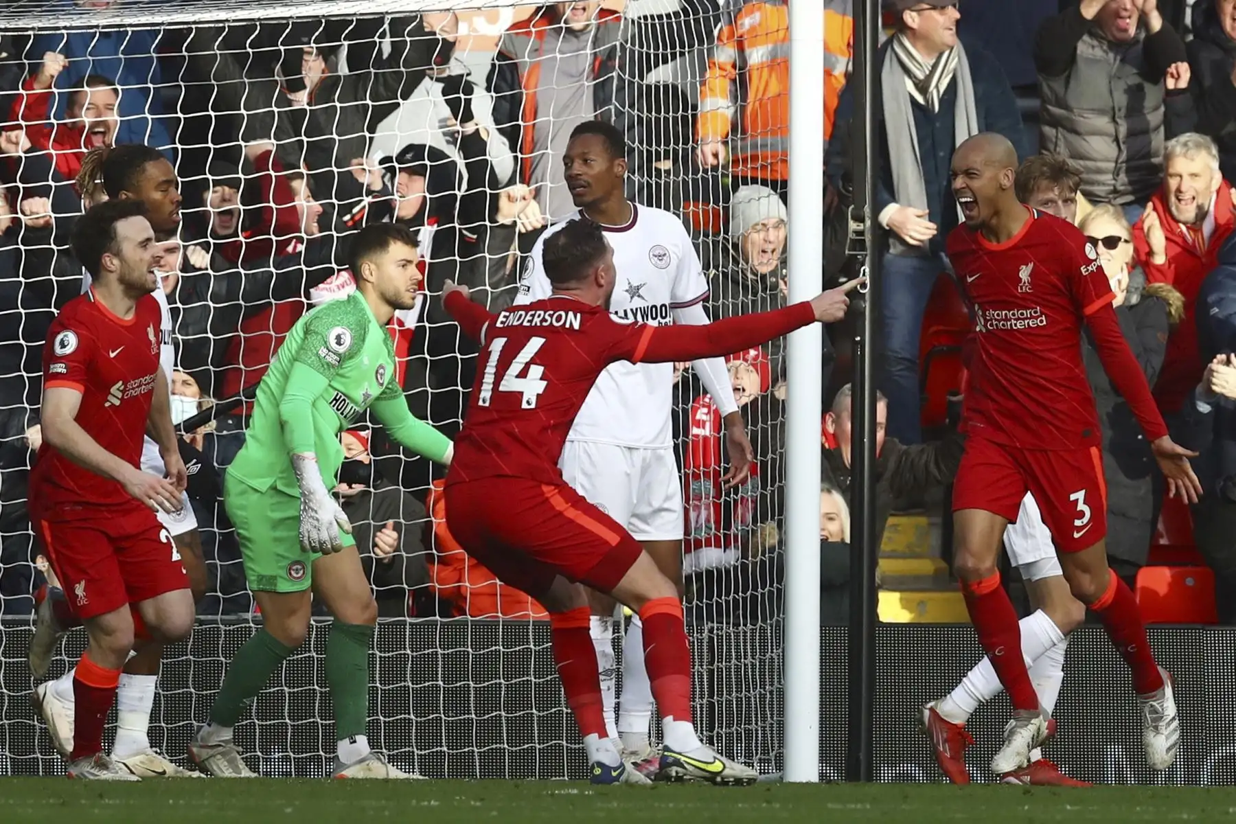 Fabinho del Liverpool celebra con sus compañeros tras anotar el 1-0 en el partido de la Premier League. Foto: EFE