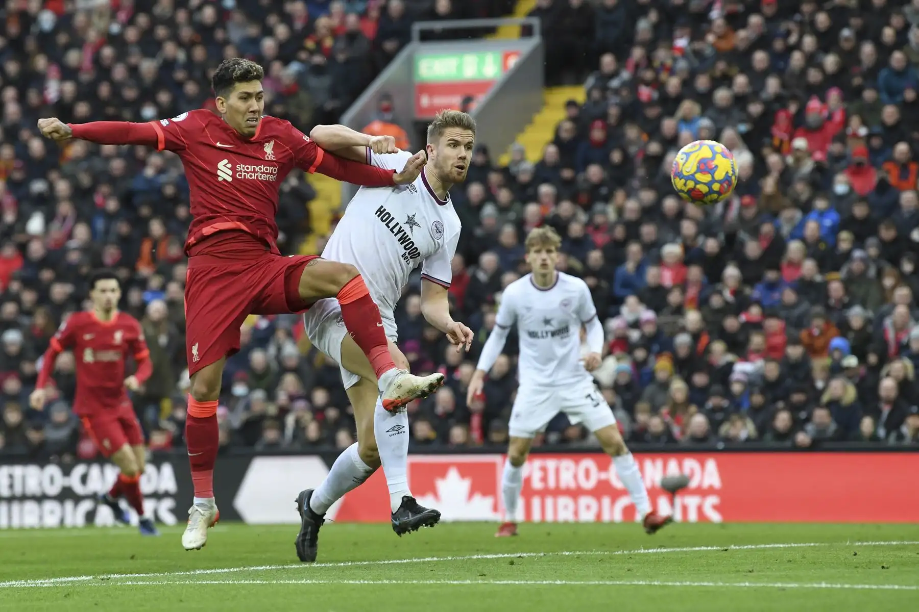 El defensa sueco del Brentford, Pontus Jansson, detiene un disparo del mediocampista brasileño del Liverpool, Roberto Firmino, durante el partido de la Premier League. Foto: AFP