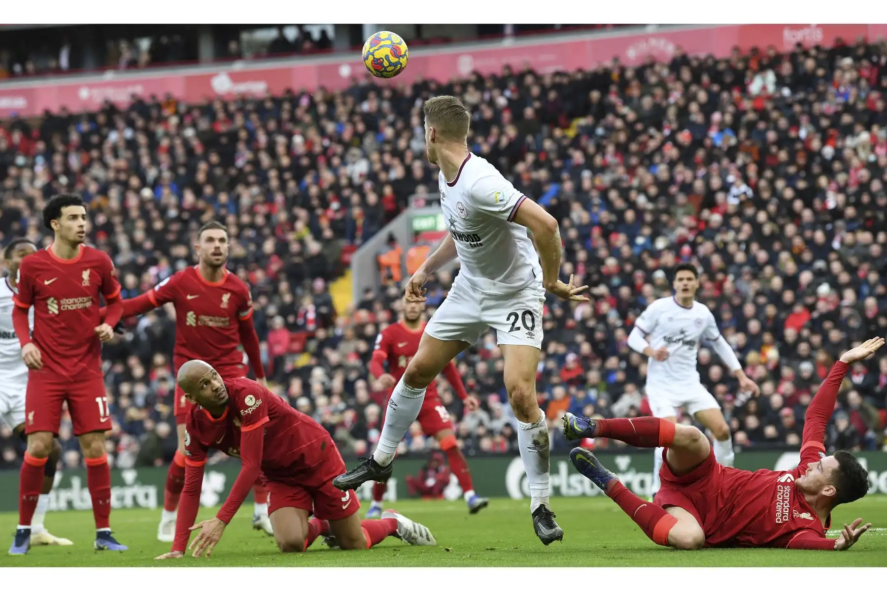 El defensa sueco del Brentford, Pontus Jansson, detiene un disparo del mediocampista brasileño del Liverpool, Roberto Firmino, durante el partido de la Premier League. Foto: AFP